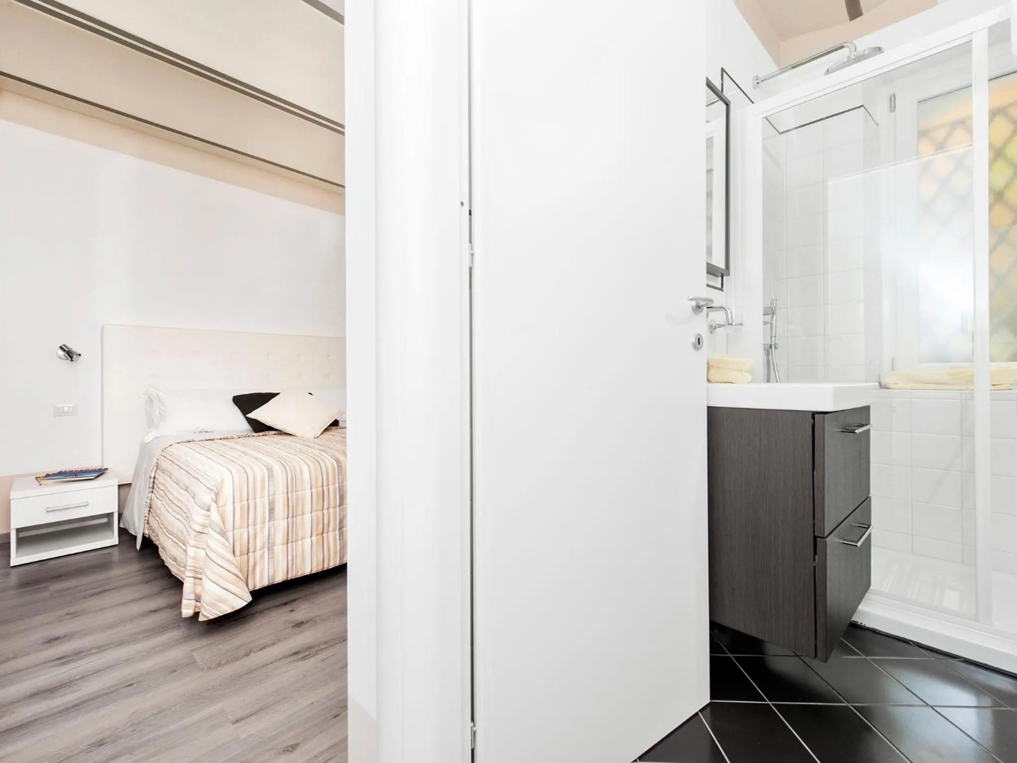 Photo of the whole room, Bed in White Rooms Colosseo