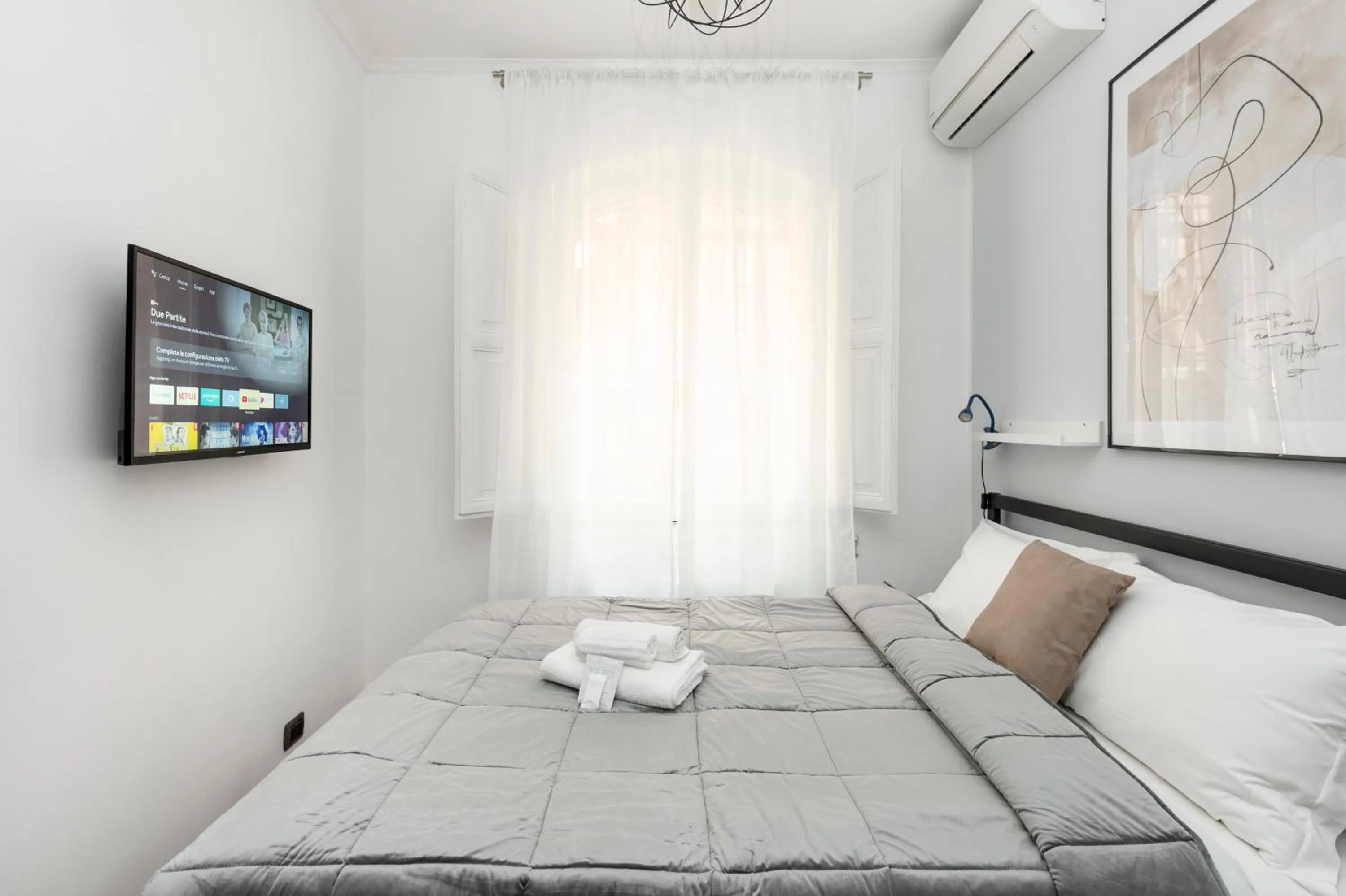 Bedroom, Bed in White Rooms Colosseo