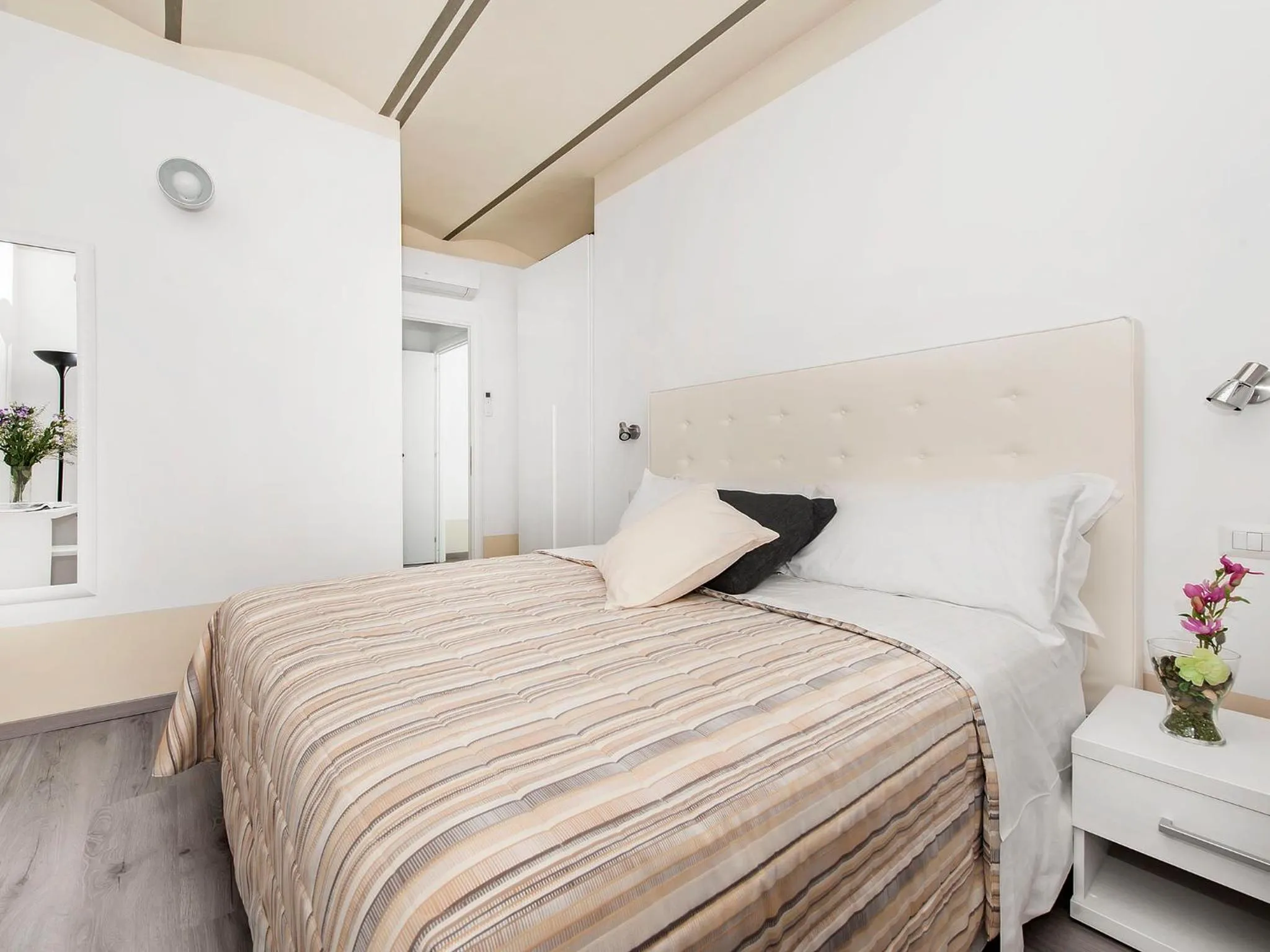 Bedroom, Bed in White Rooms Colosseo