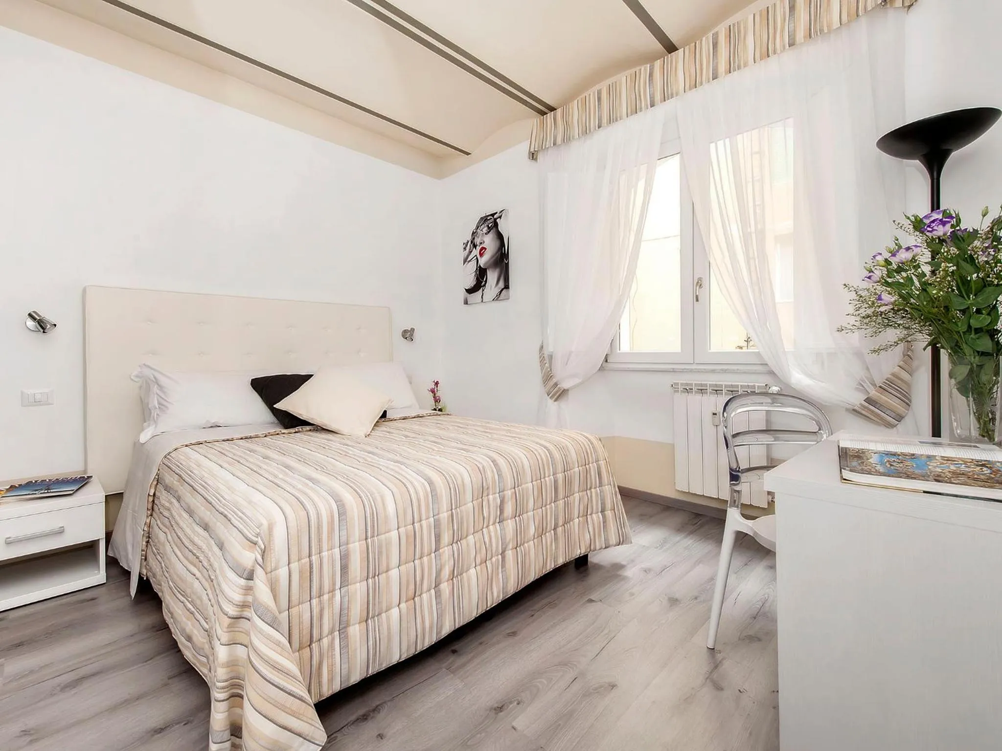 Photo of the whole room, Bed in White Rooms Colosseo