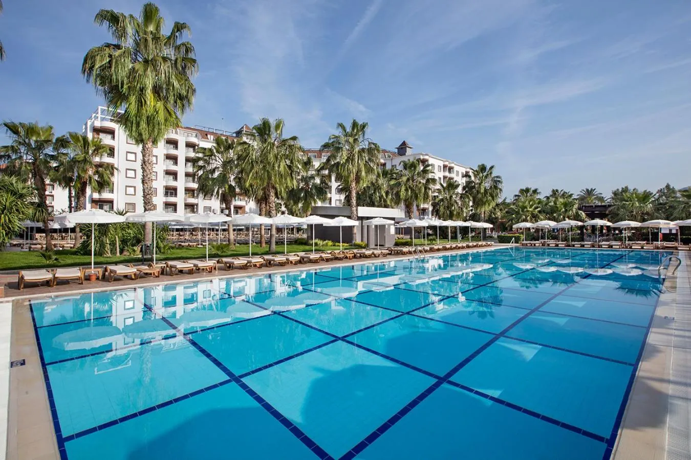 Swimming pool in Royal Garden Beach Hotel