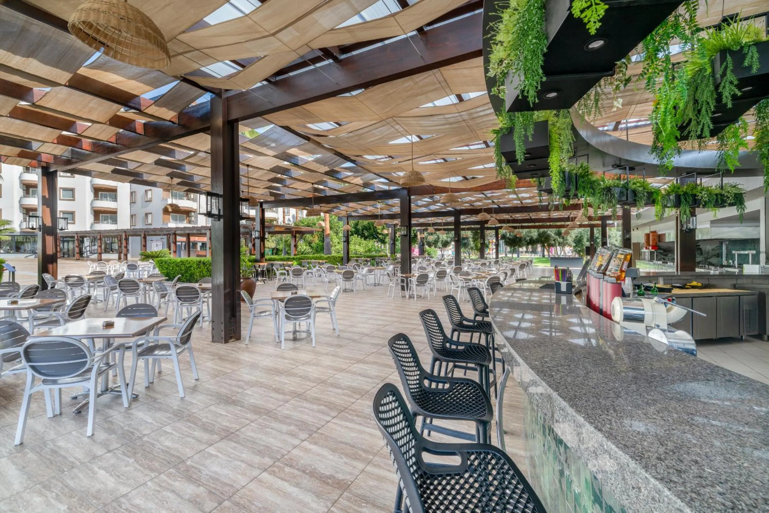 Restaurant/places to eat in Royal Garden Beach Hotel