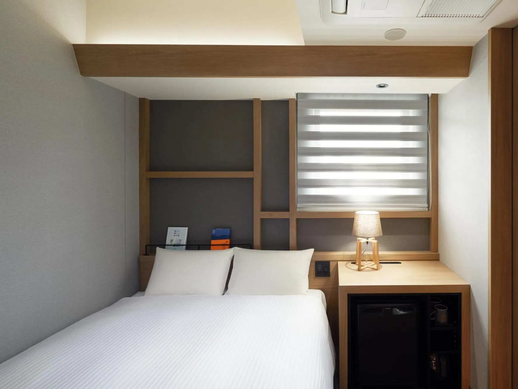 Bed in LAMP LIGHT BOOKS HOTEL sapporo