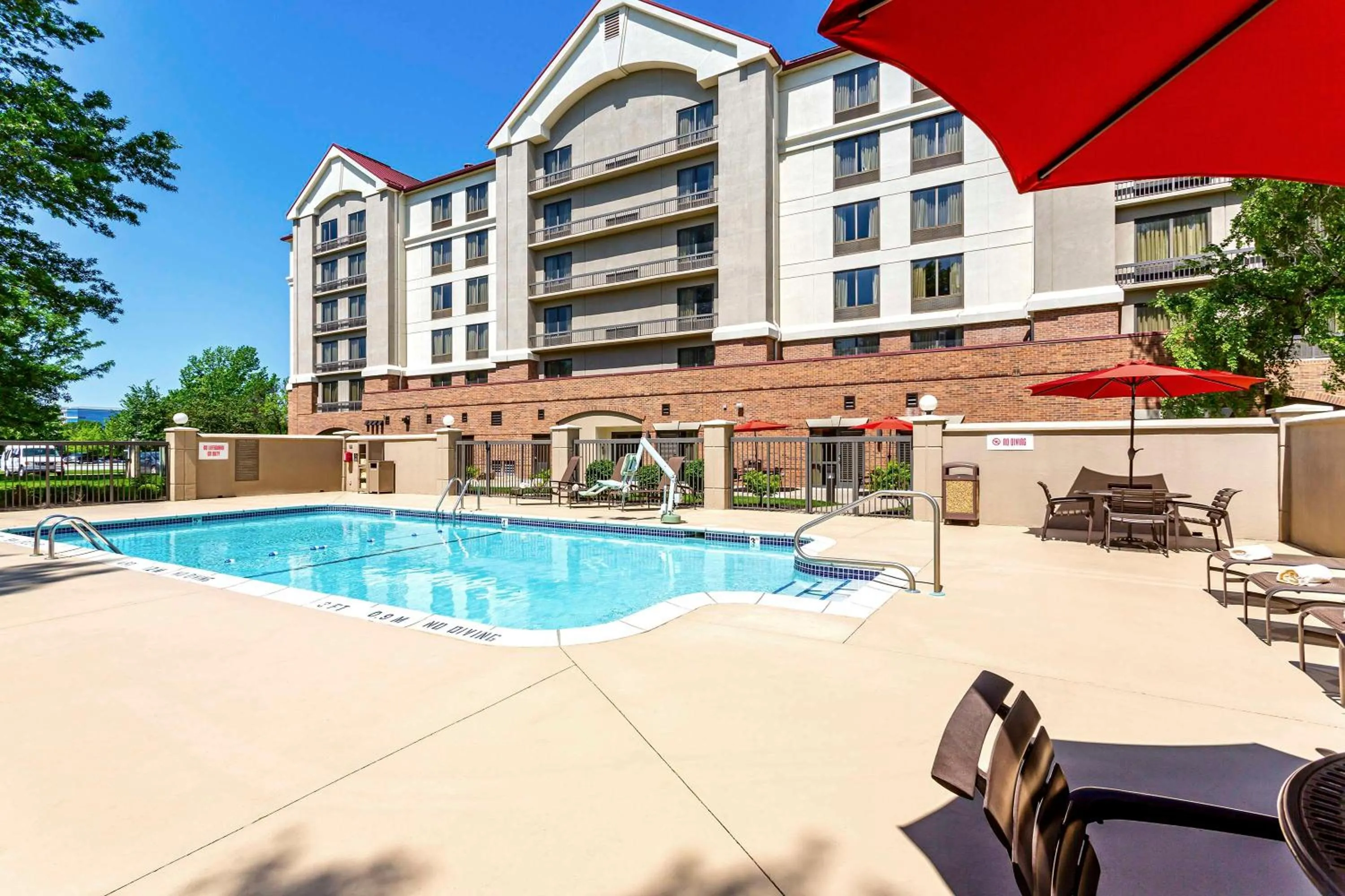 Swimming pool in Hyatt Place Kansas City/Overland Park/Convention Center