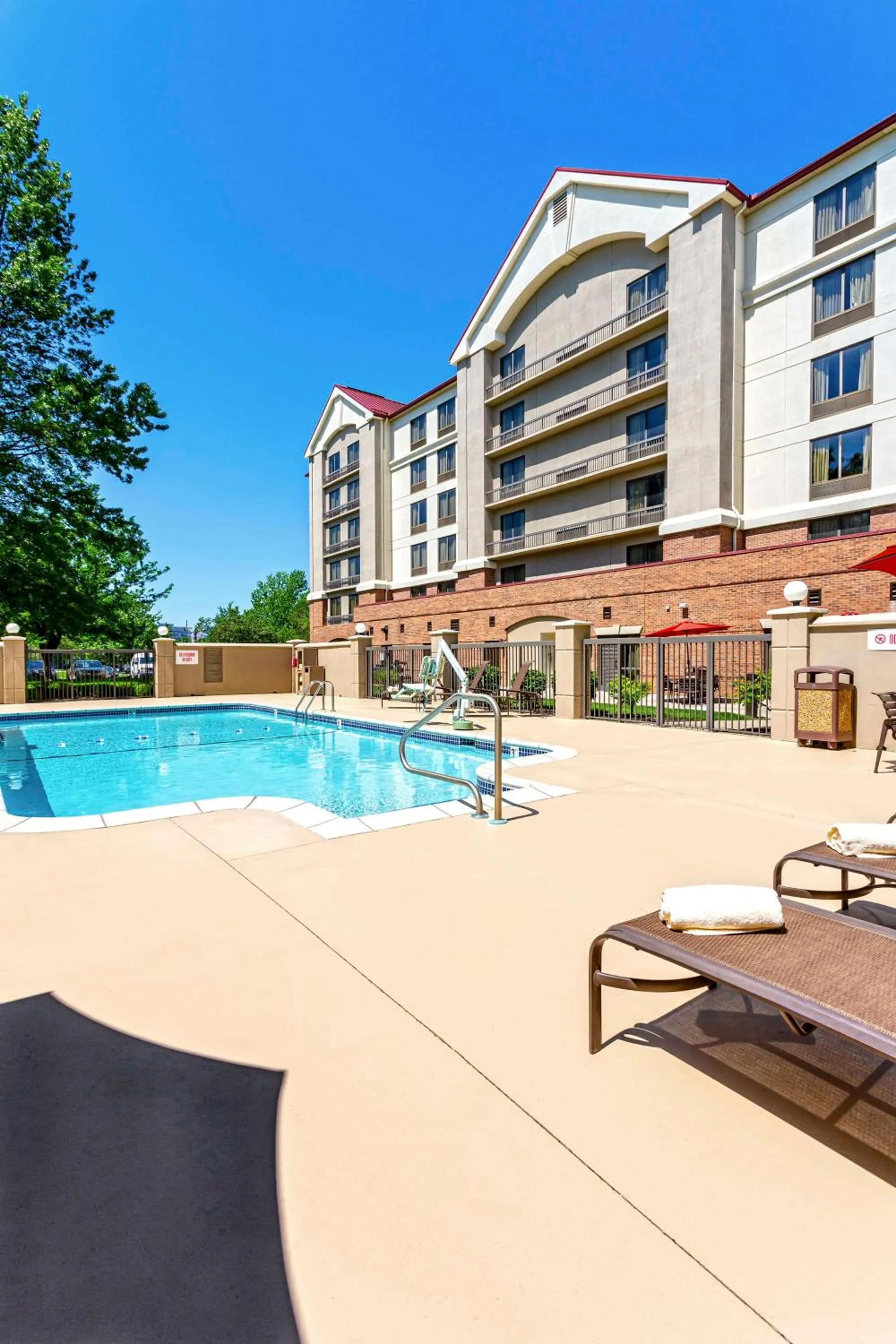 Swimming pool in Hyatt Place Kansas City/Overland Park/Convention Center