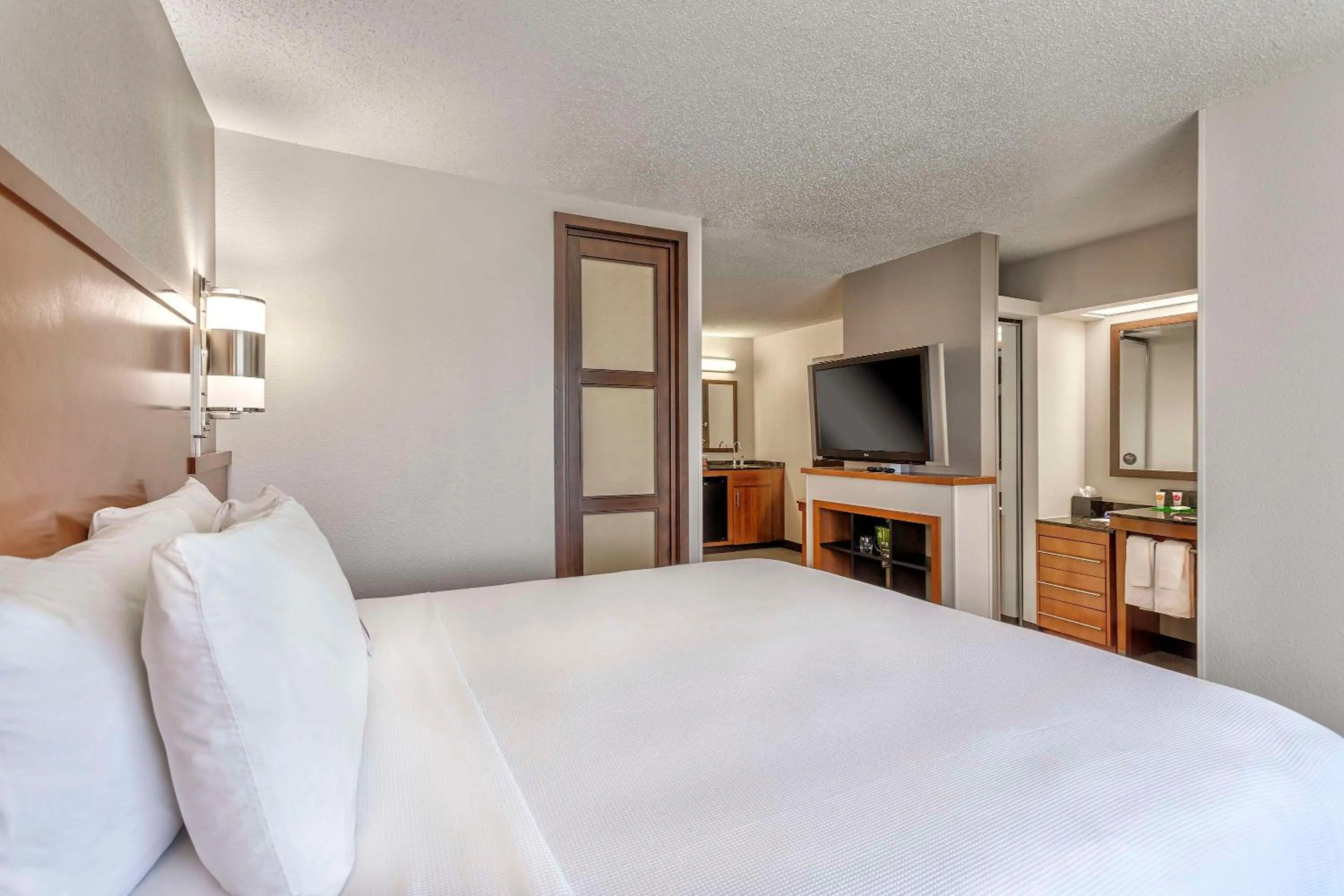 Bedroom, Bed in Hyatt Place Kansas City/Overland Park/Convention Center