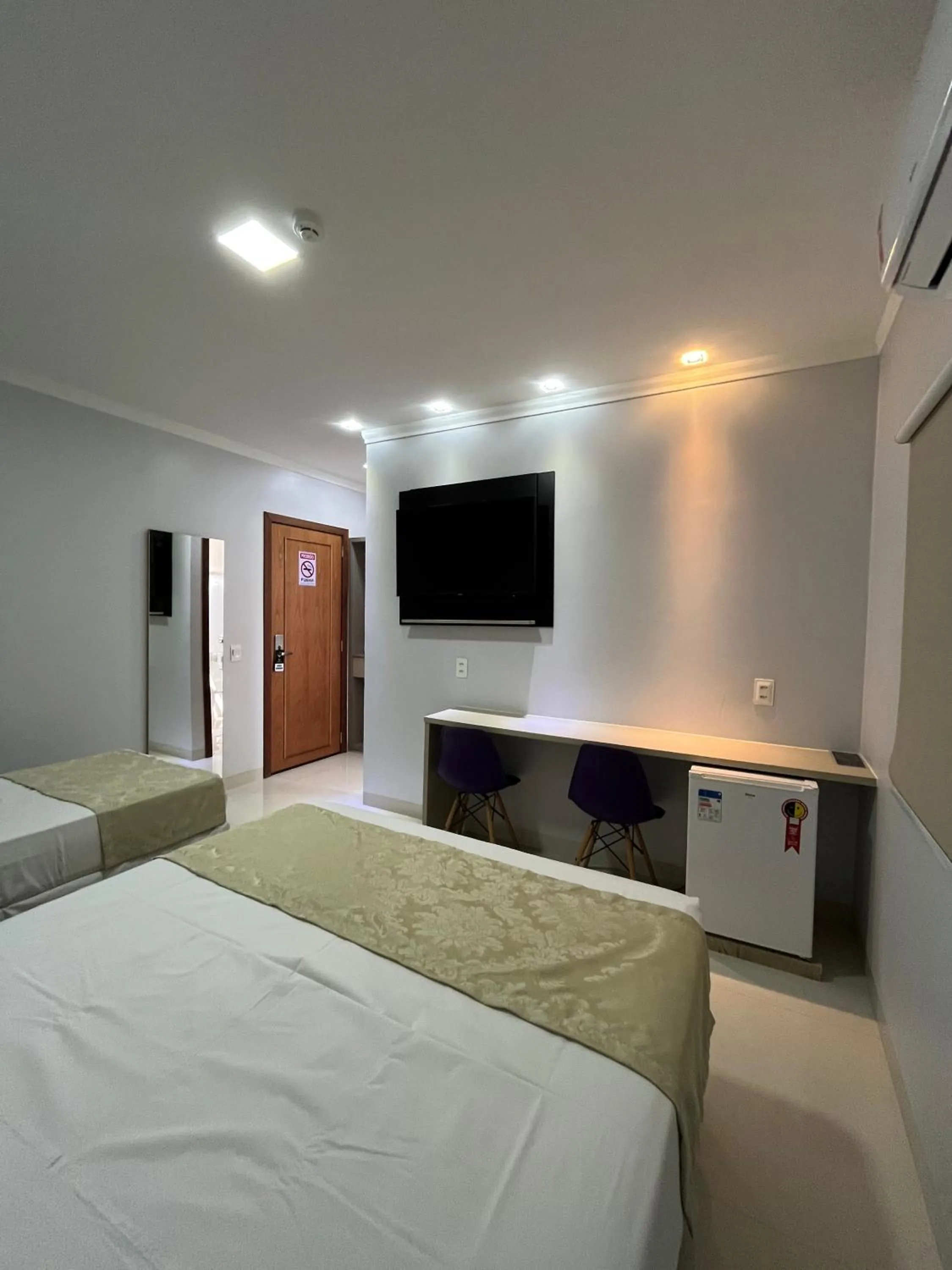 Communal lounge/ TV room, Bed in Hotel Uipi