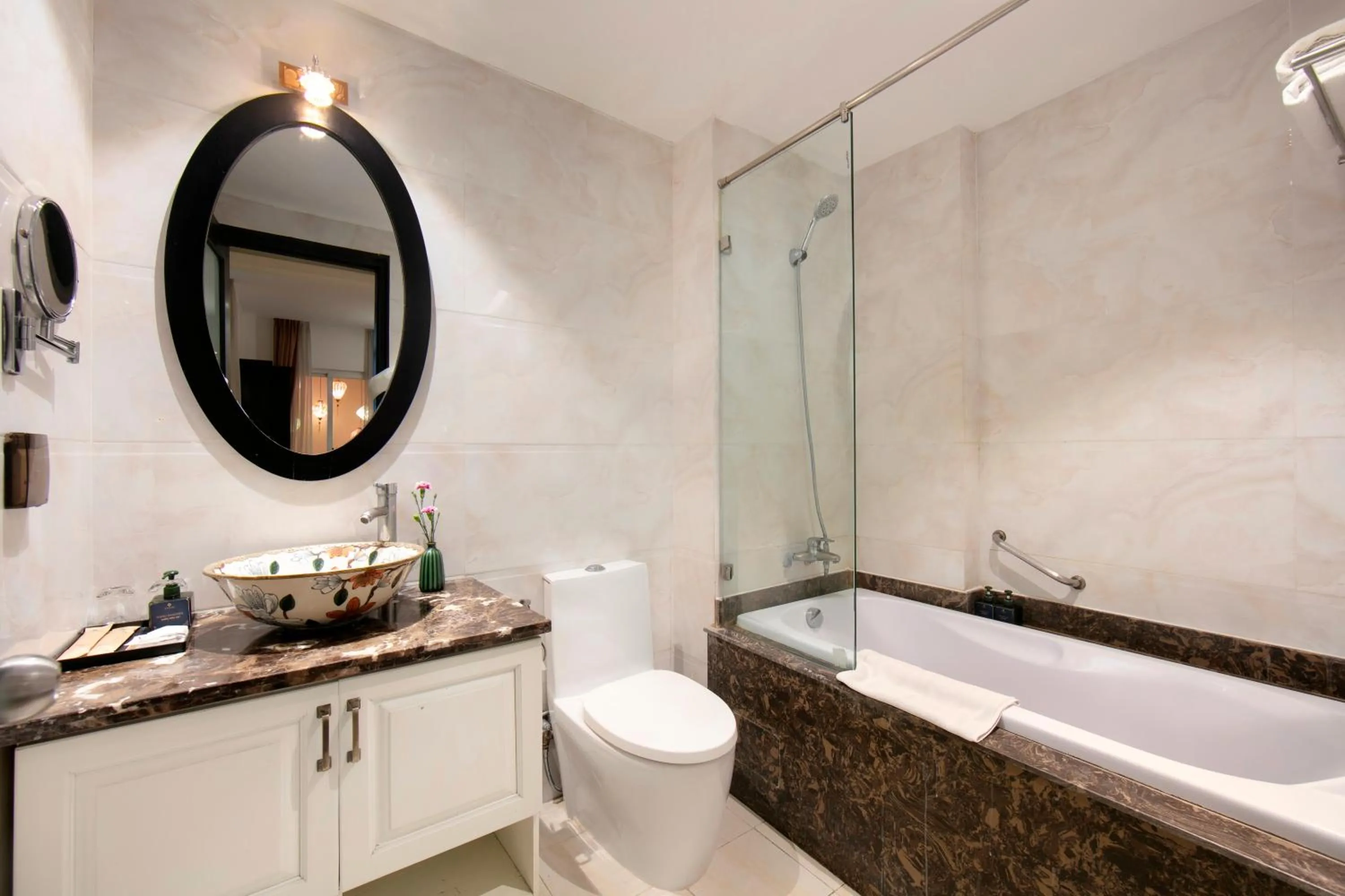 Shower in Kén Hotel by Connek