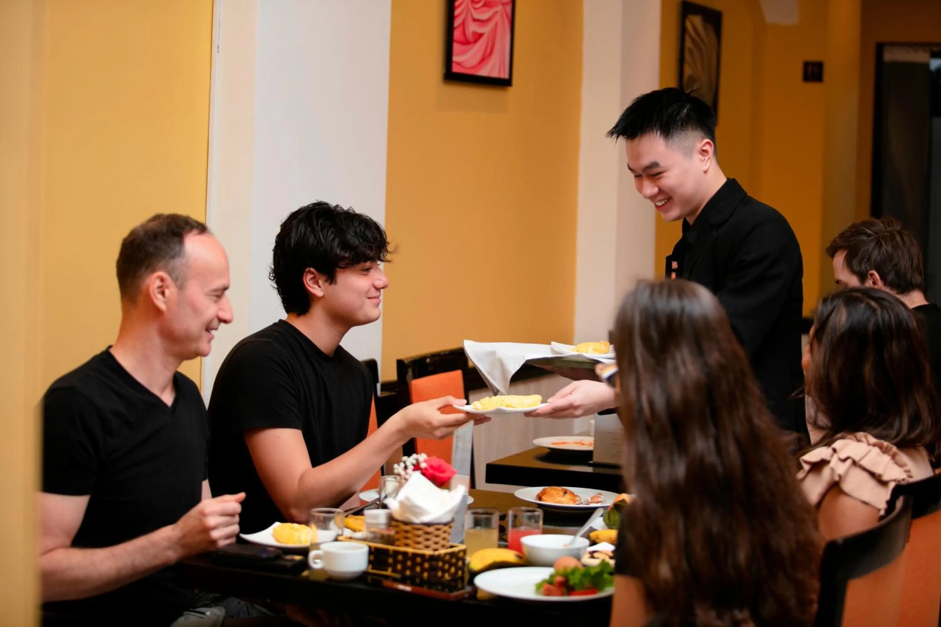 Restaurant/places to eat in Kén Hotel by Connek