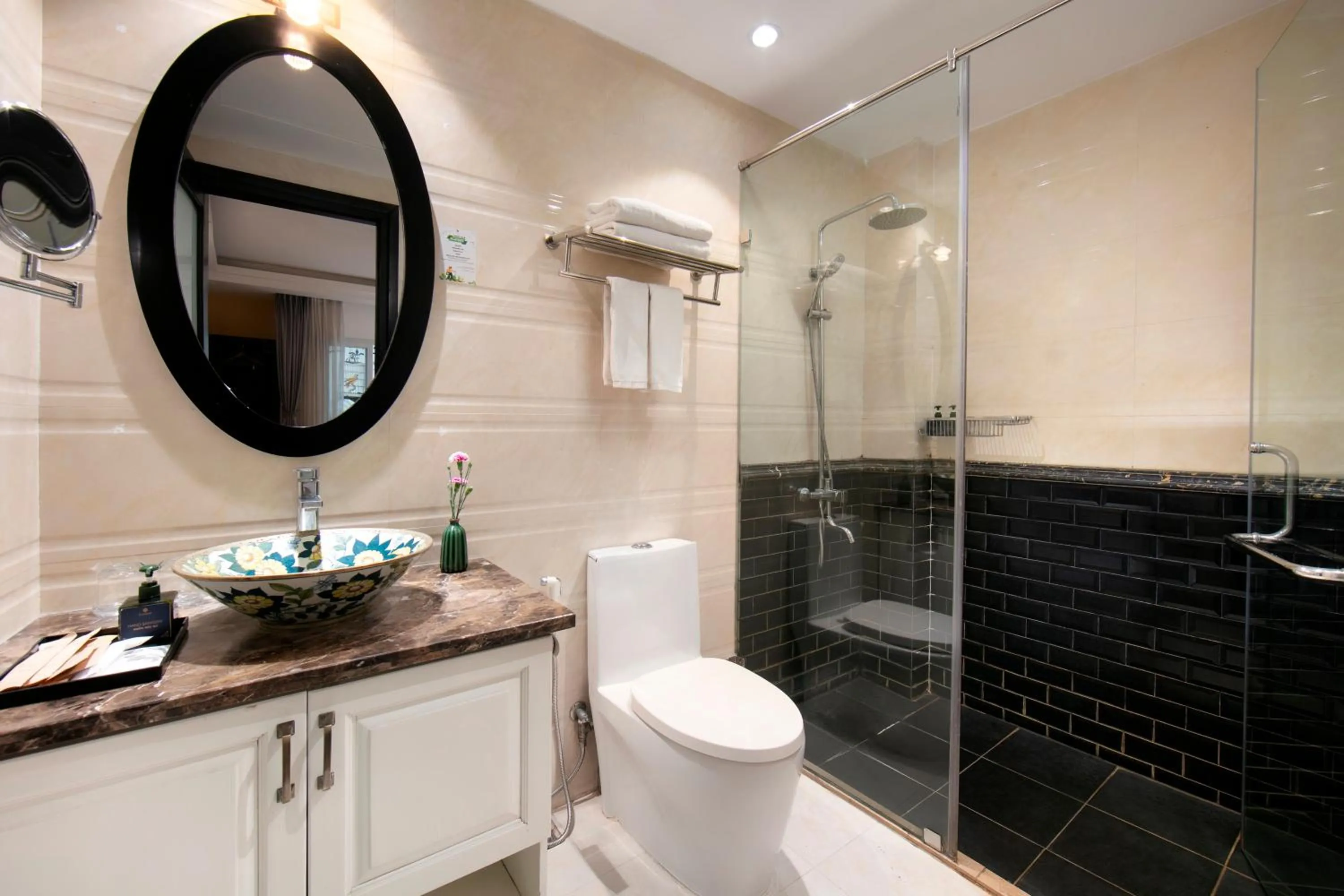 Shower in Kén Hotel by Connek