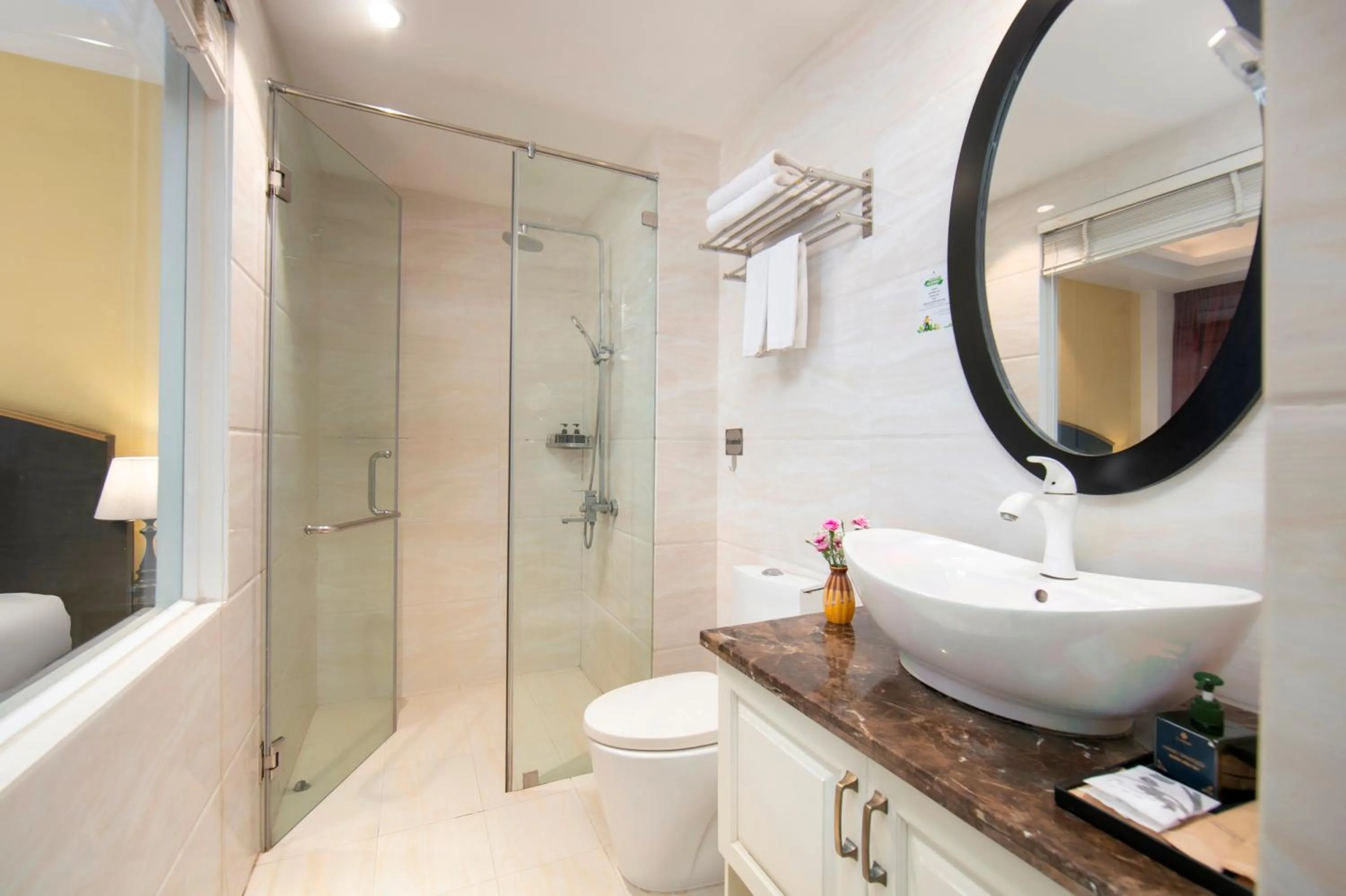 Toilet in Kén Hotel by Connek