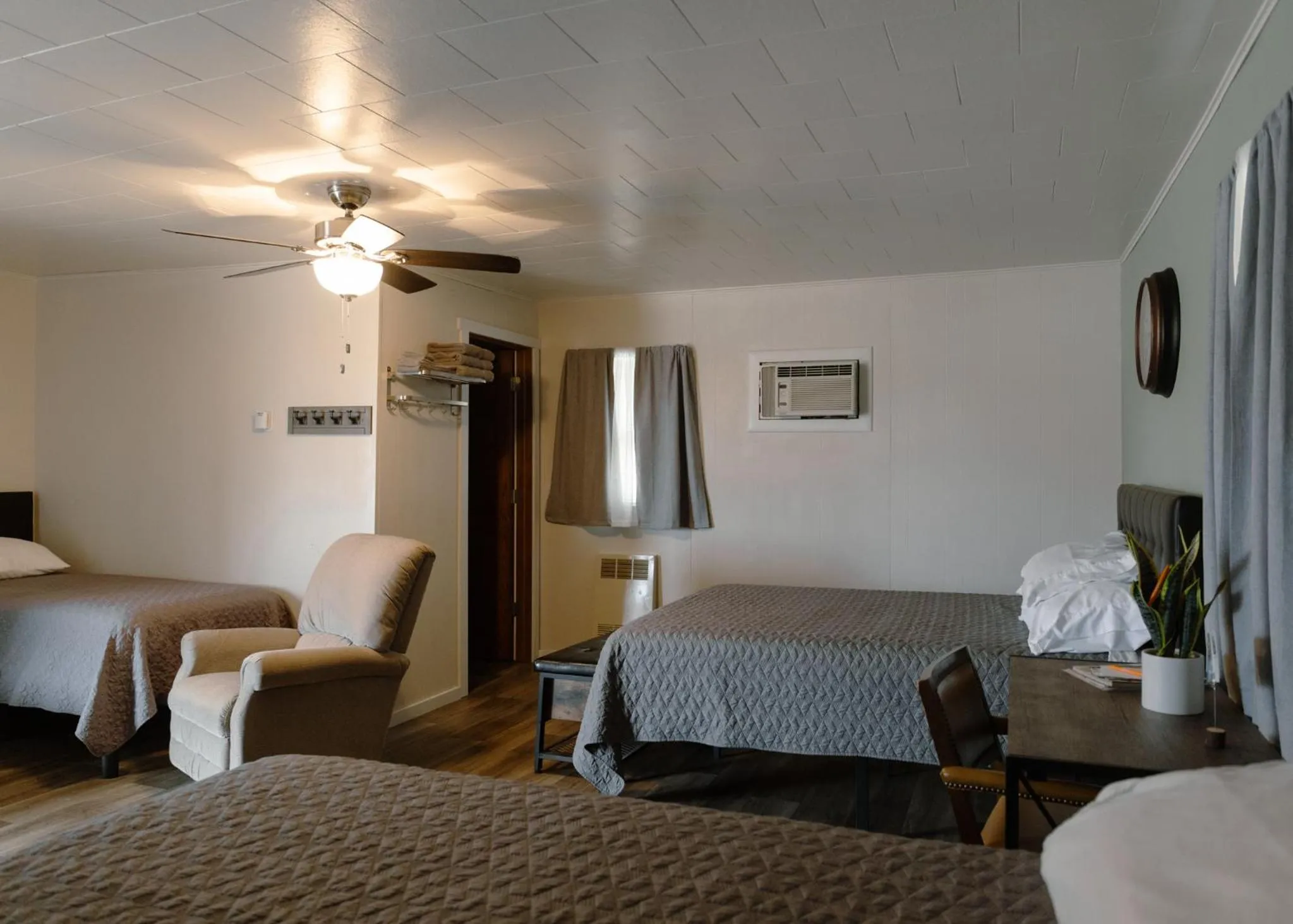 Bed in East Side Motel & Cabins