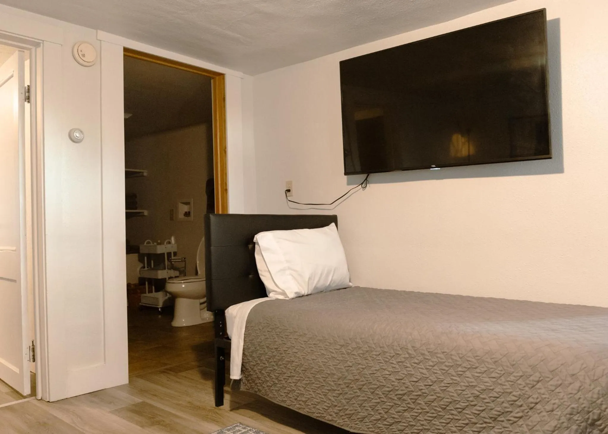 Bed in East Side Motel & Cabins