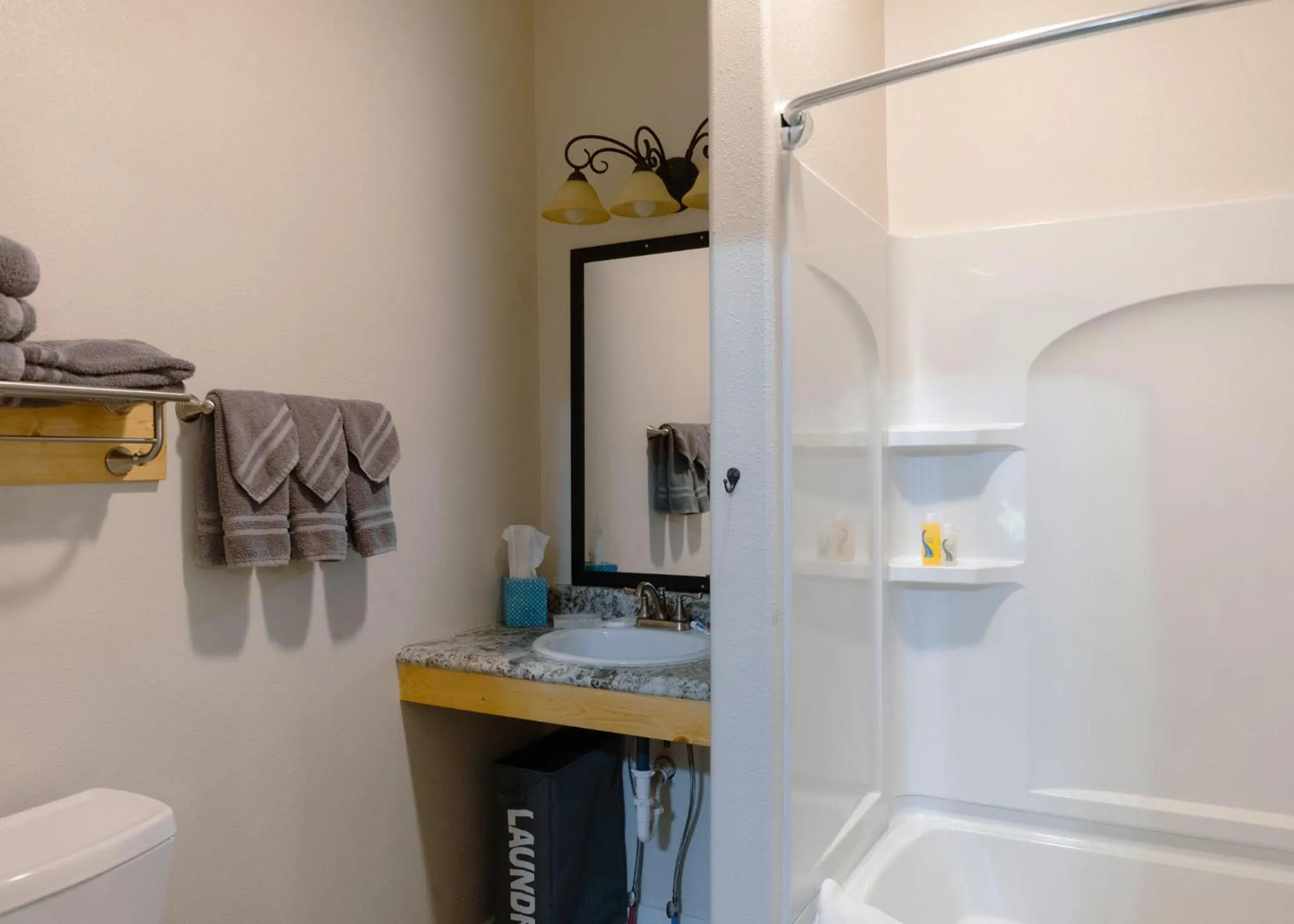 Shower in East Side Motel & Cabins