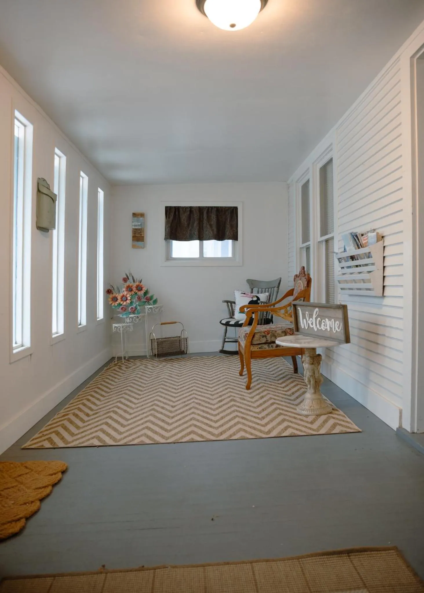 Patio in East Side Motel & Cabins