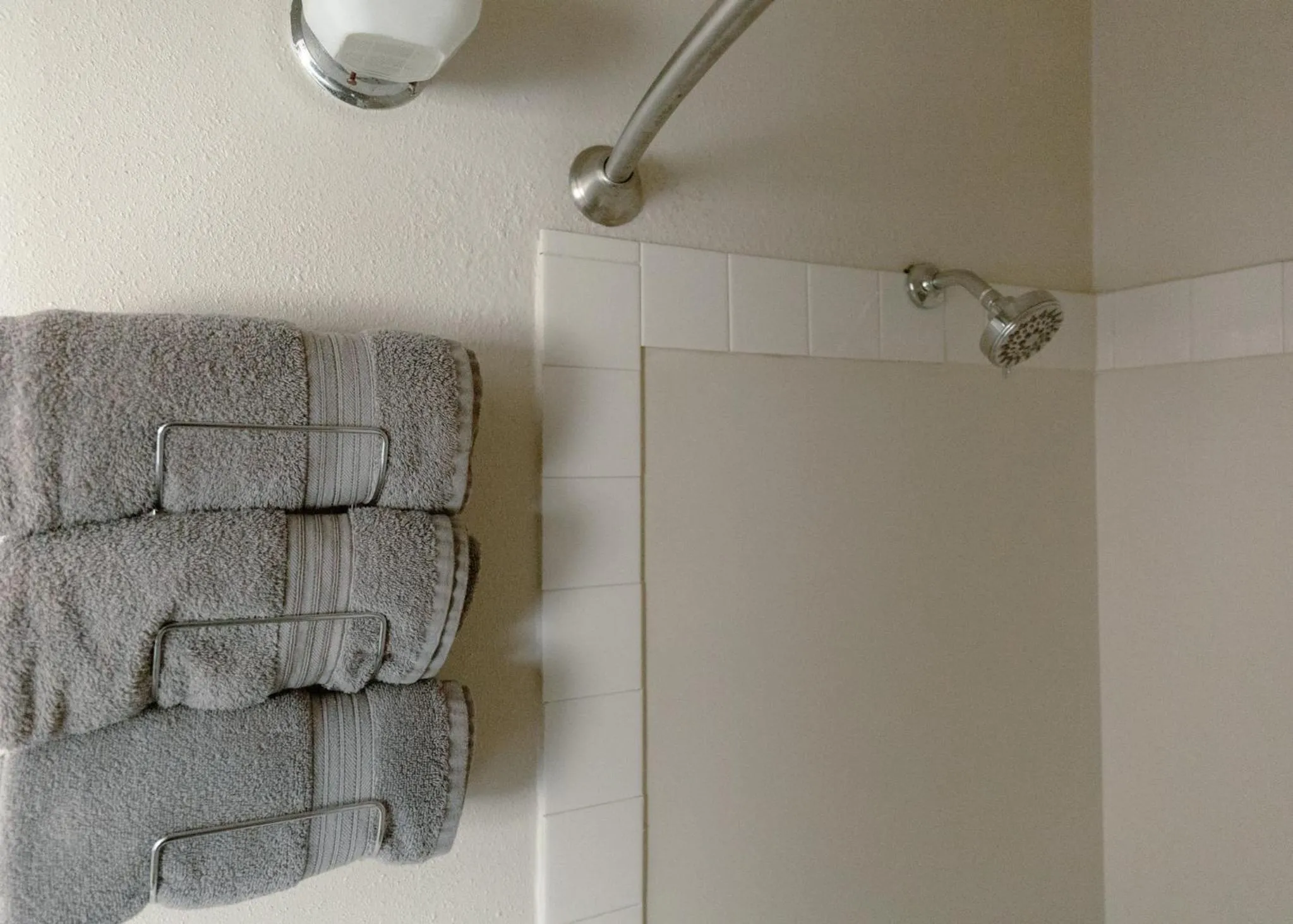 Shower in East Side Motel & Cabins