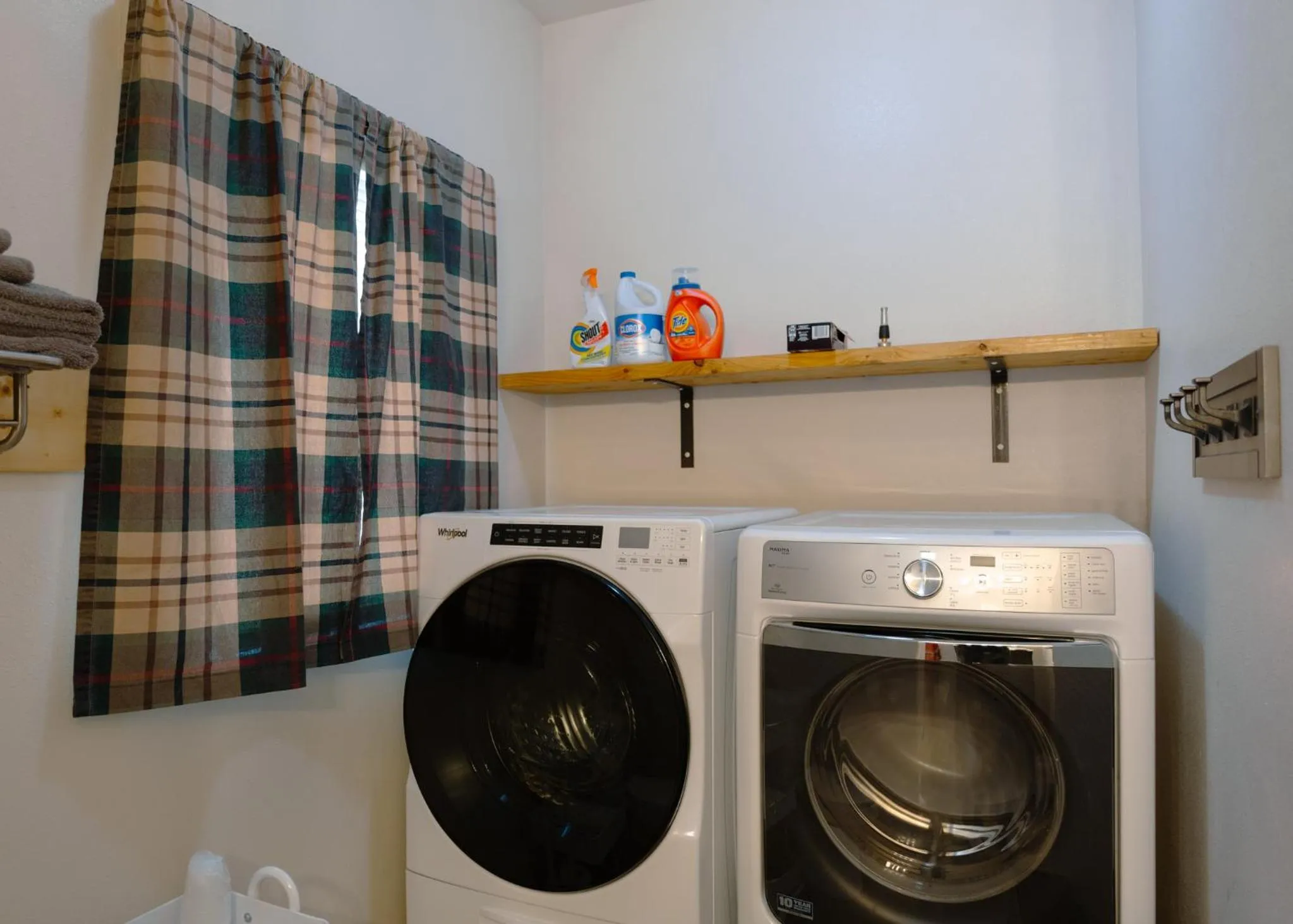 washing machine in East Side Motel & Cabins
