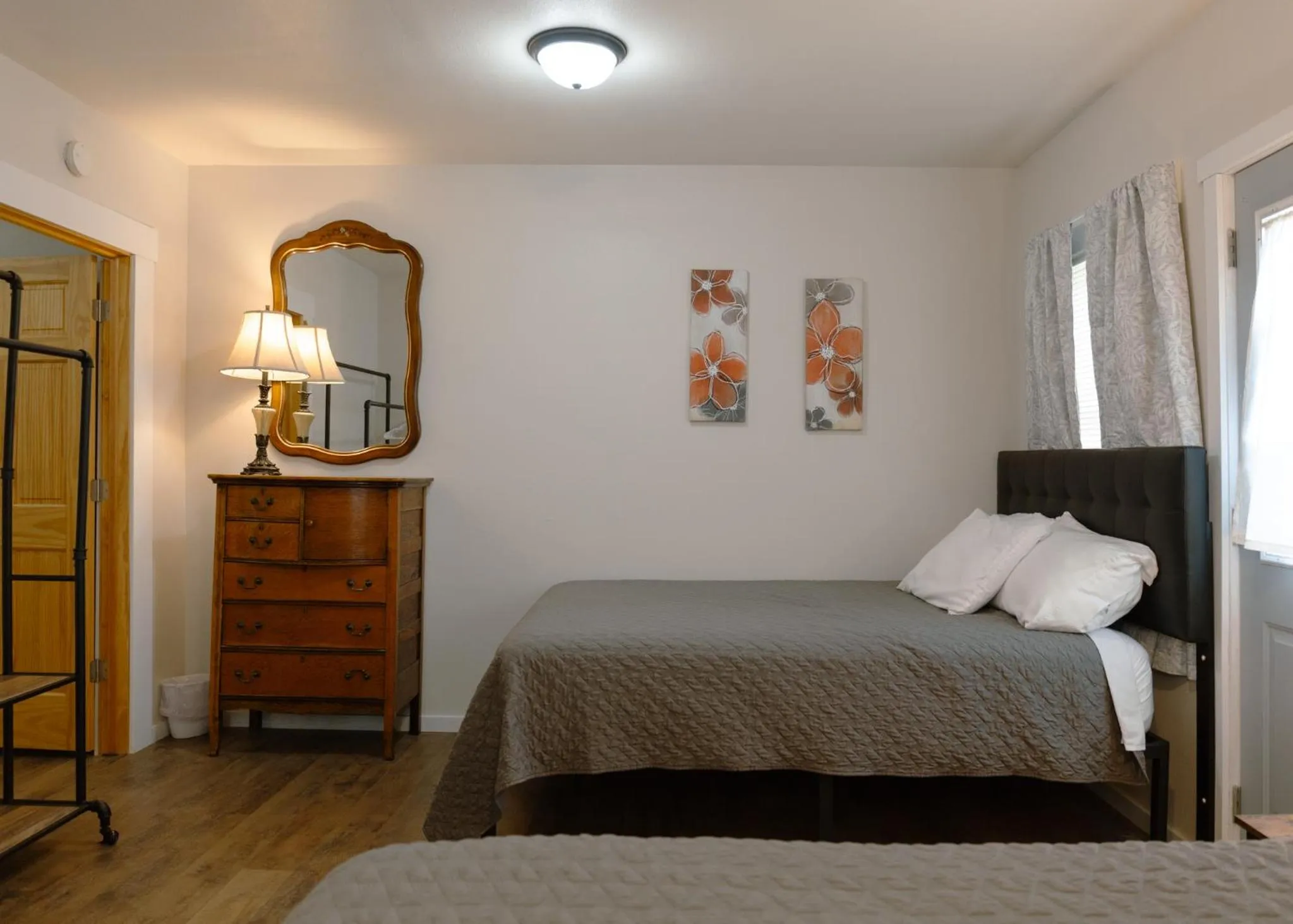 Bed in East Side Motel & Cabins