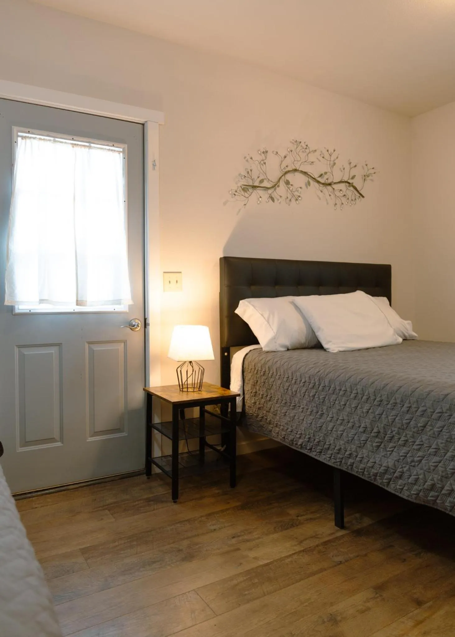 Bed in East Side Motel & Cabins