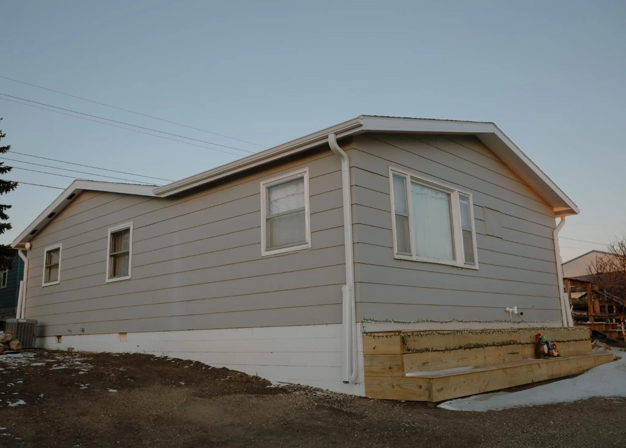Property building in East Side Motel & Cabins