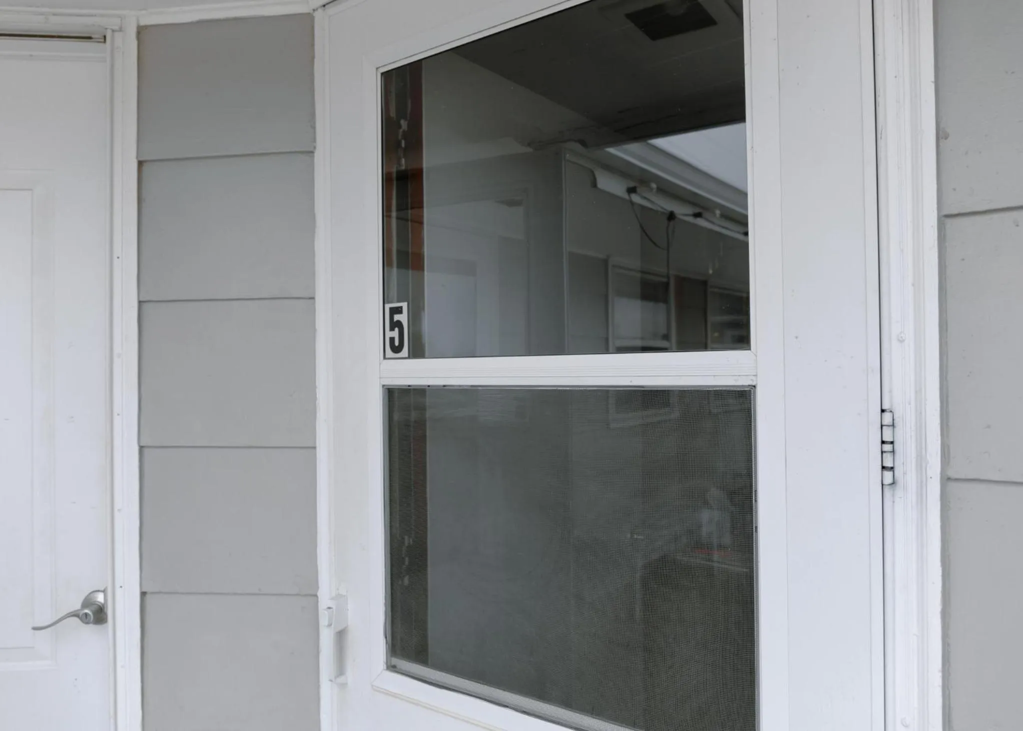 Property building in East Side Motel & Cabins