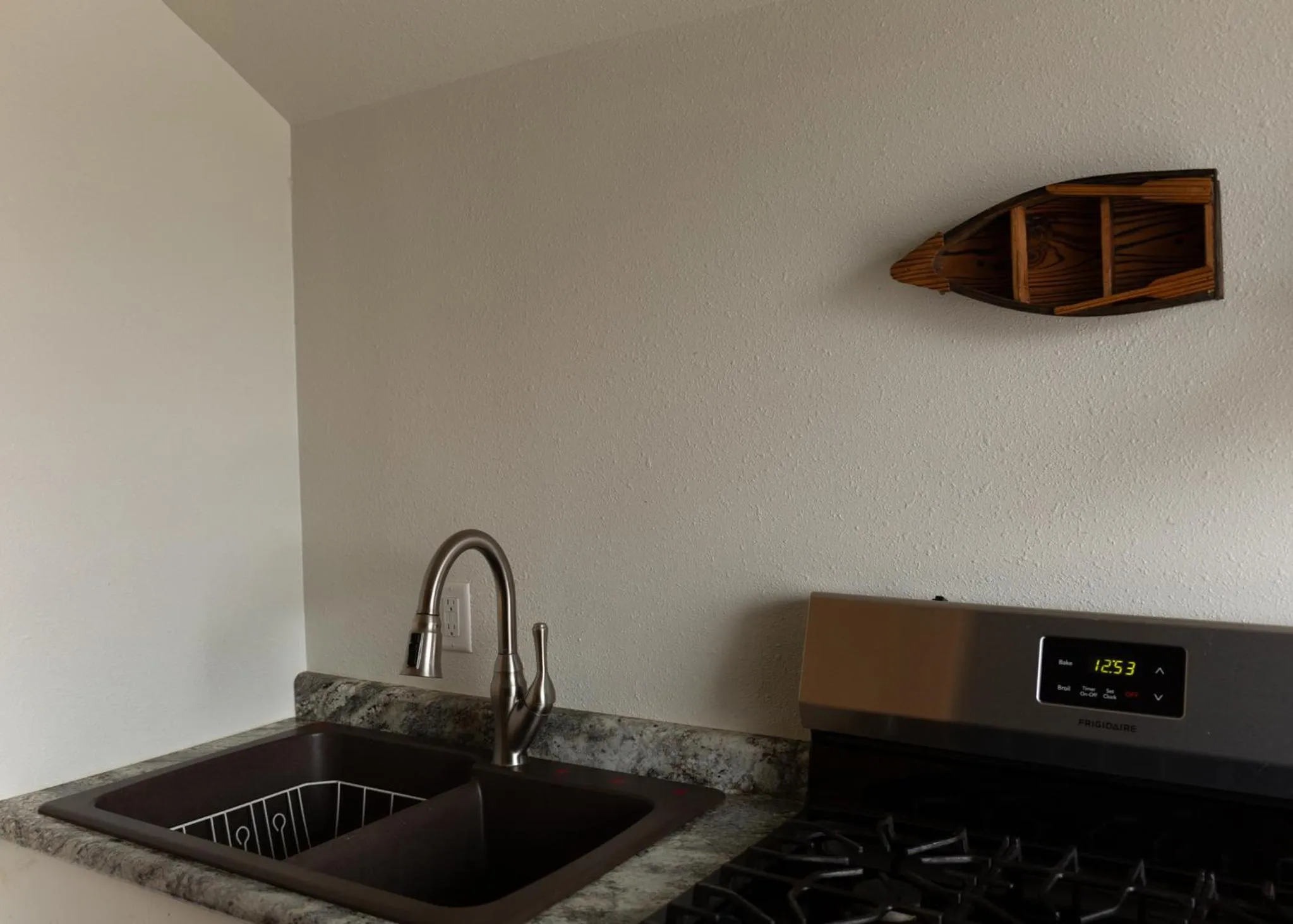 Kitchen or kitchenette in East Side Motel & Cabins