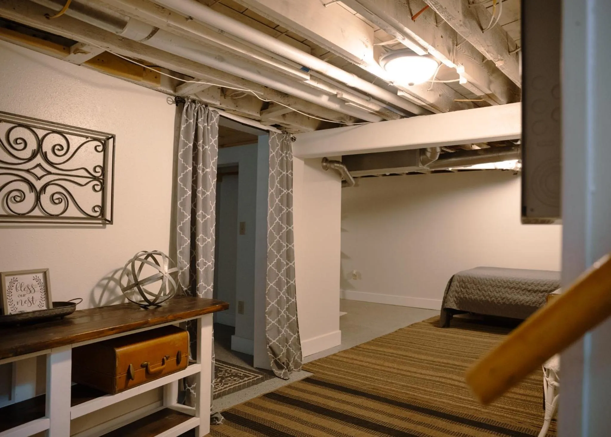 Photo of the whole room, Bed in East Side Motel & Cabins