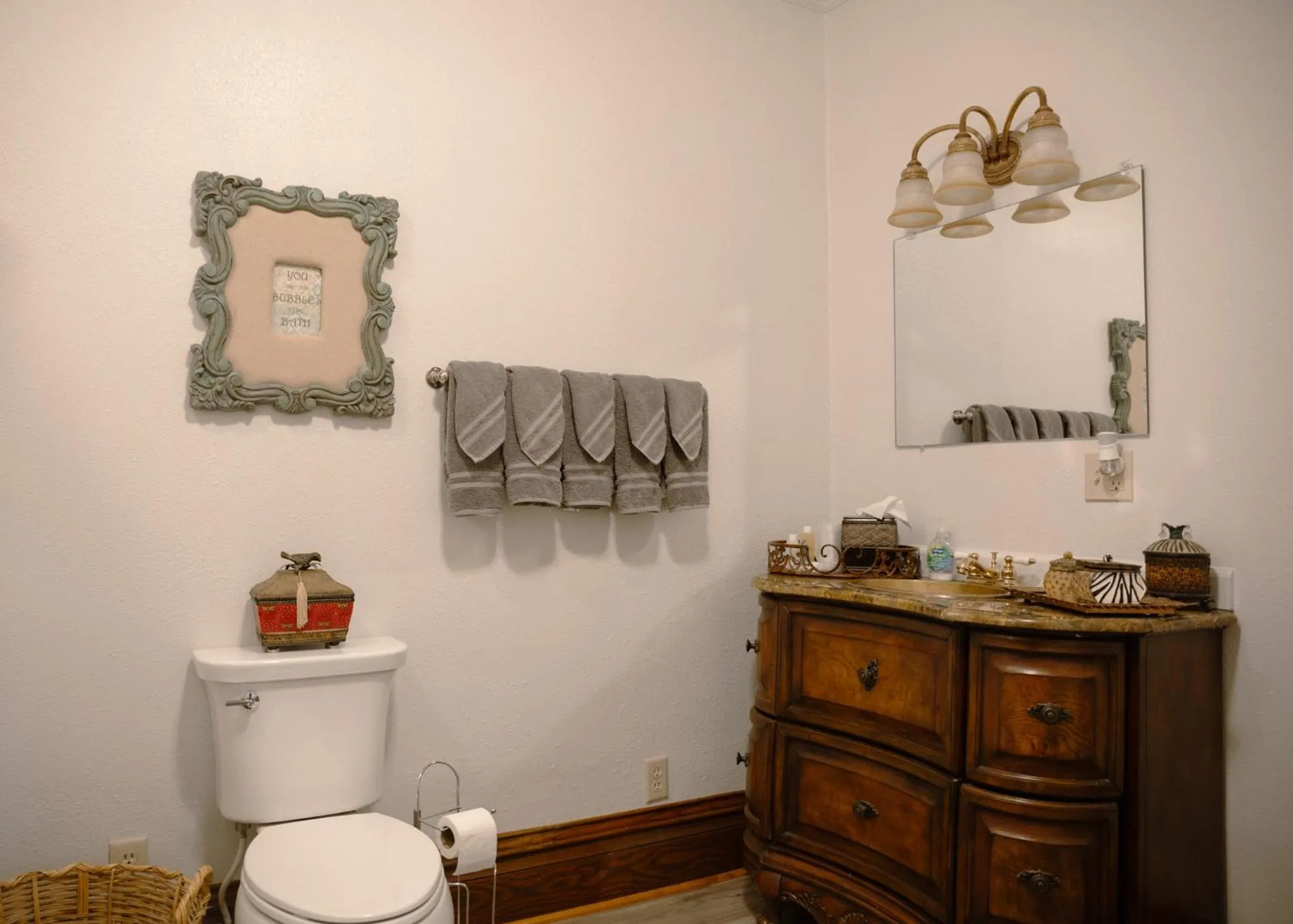 Toilet in East Side Motel & Cabins