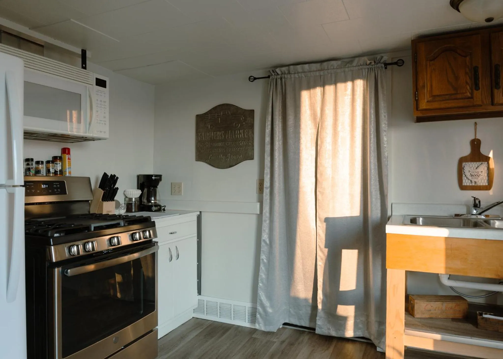 Coffee/tea facilities in East Side Motel & Cabins