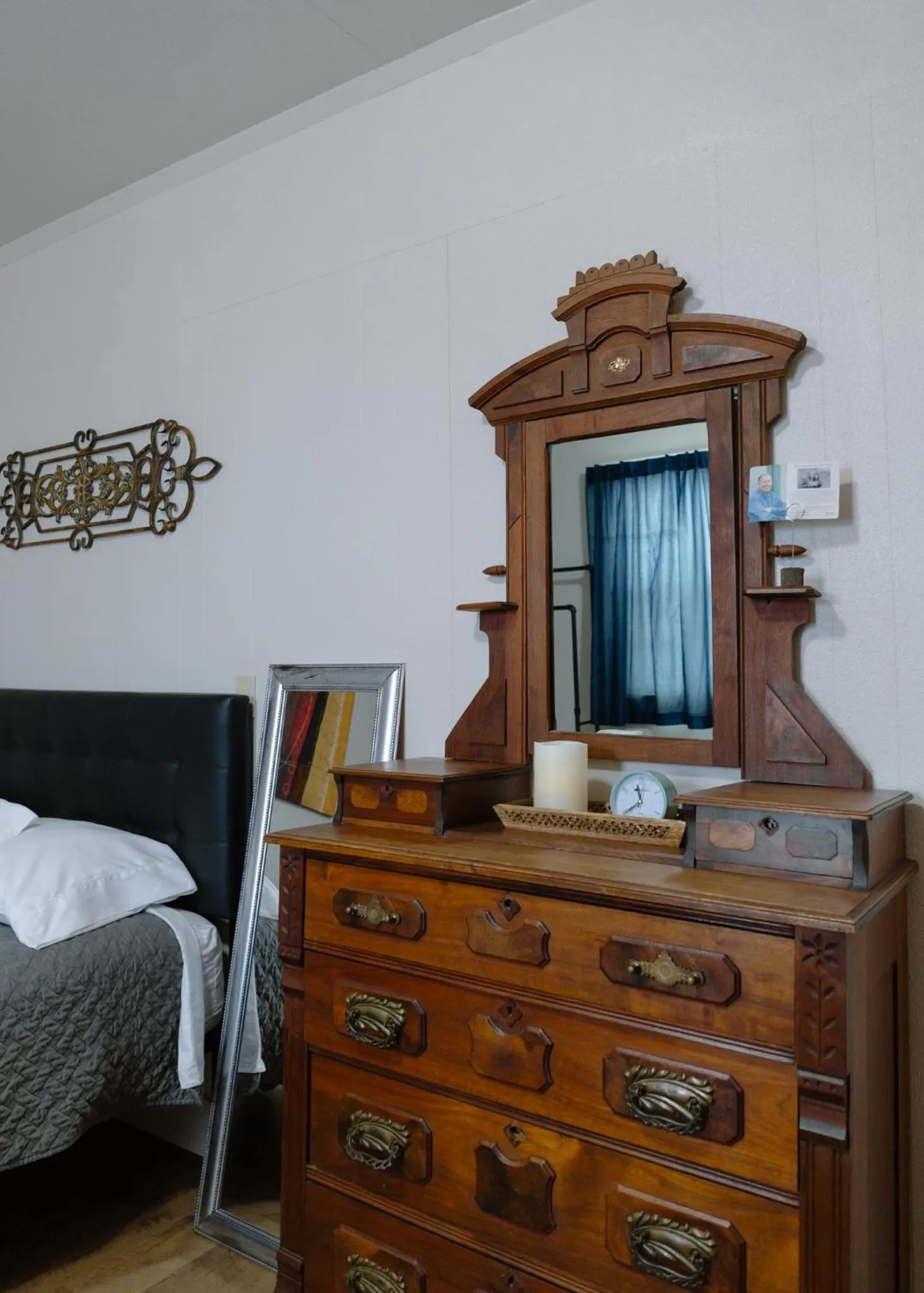 Bed in East Side Motel & Cabins