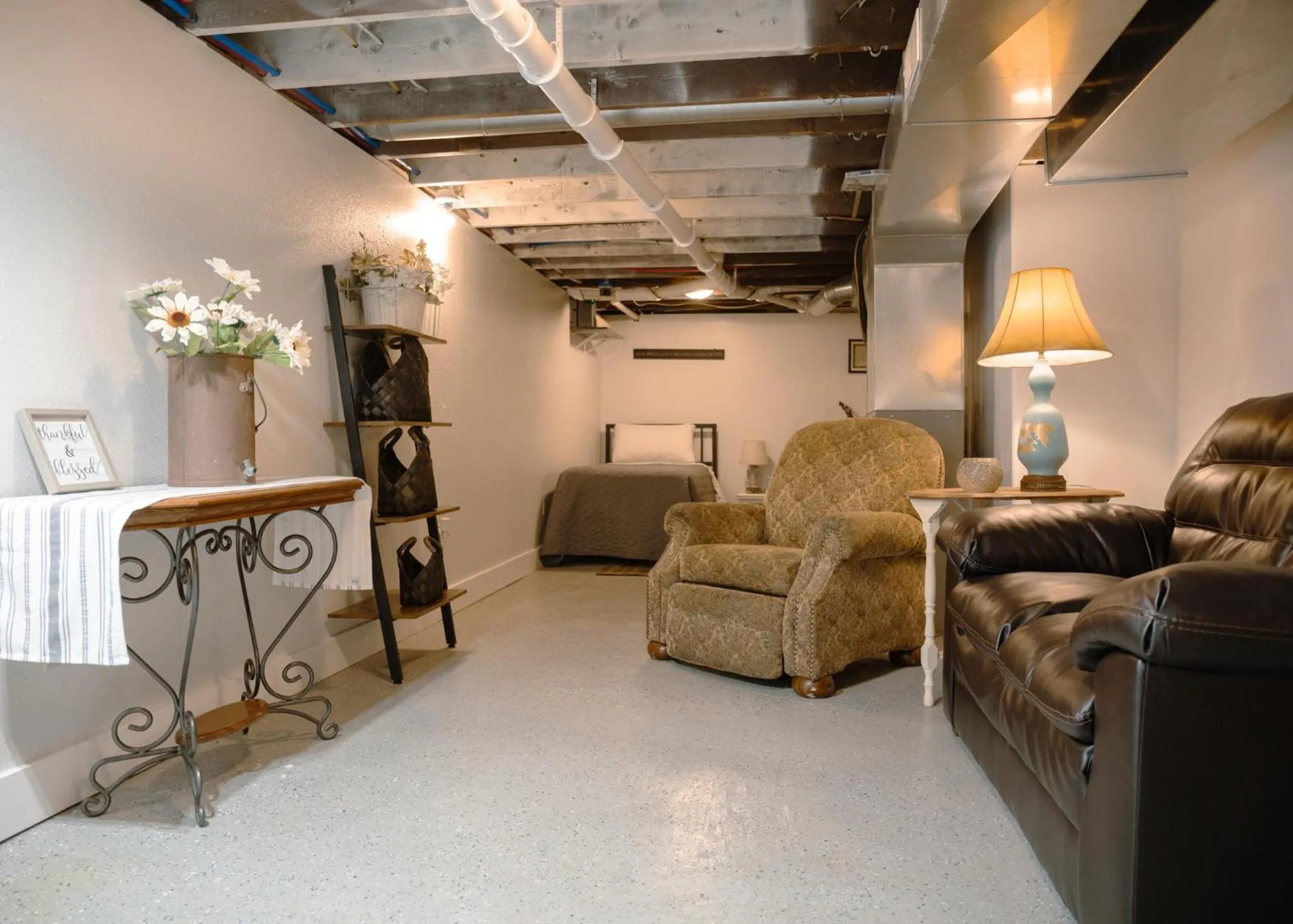 Bed in East Side Motel & Cabins