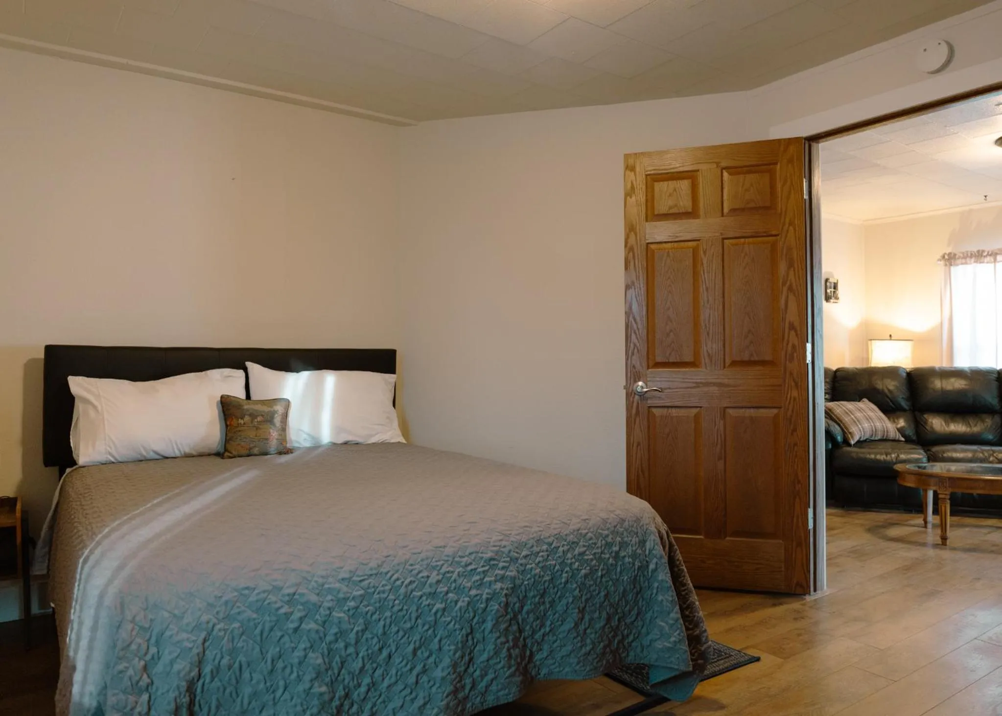 Bed in East Side Motel & Cabins