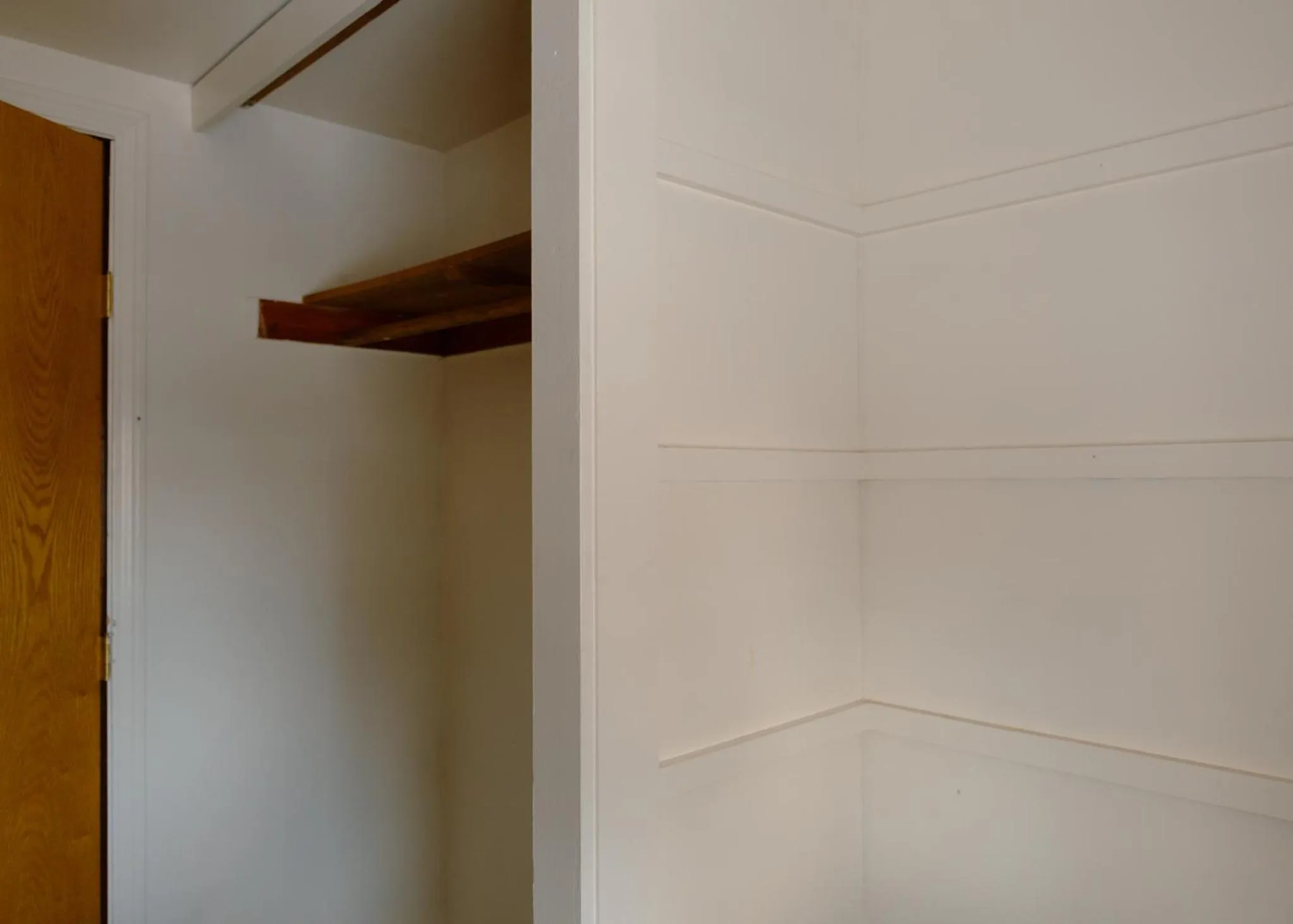 wardrobe in East Side Motel & Cabins