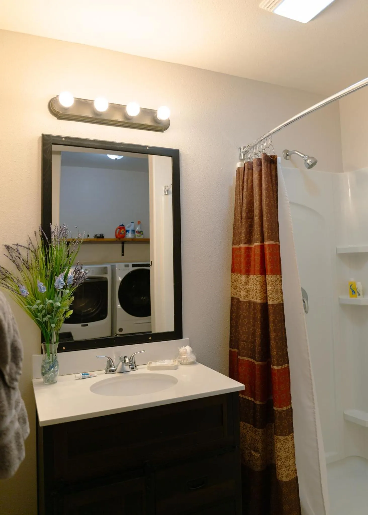 Shower in East Side Motel & Cabins