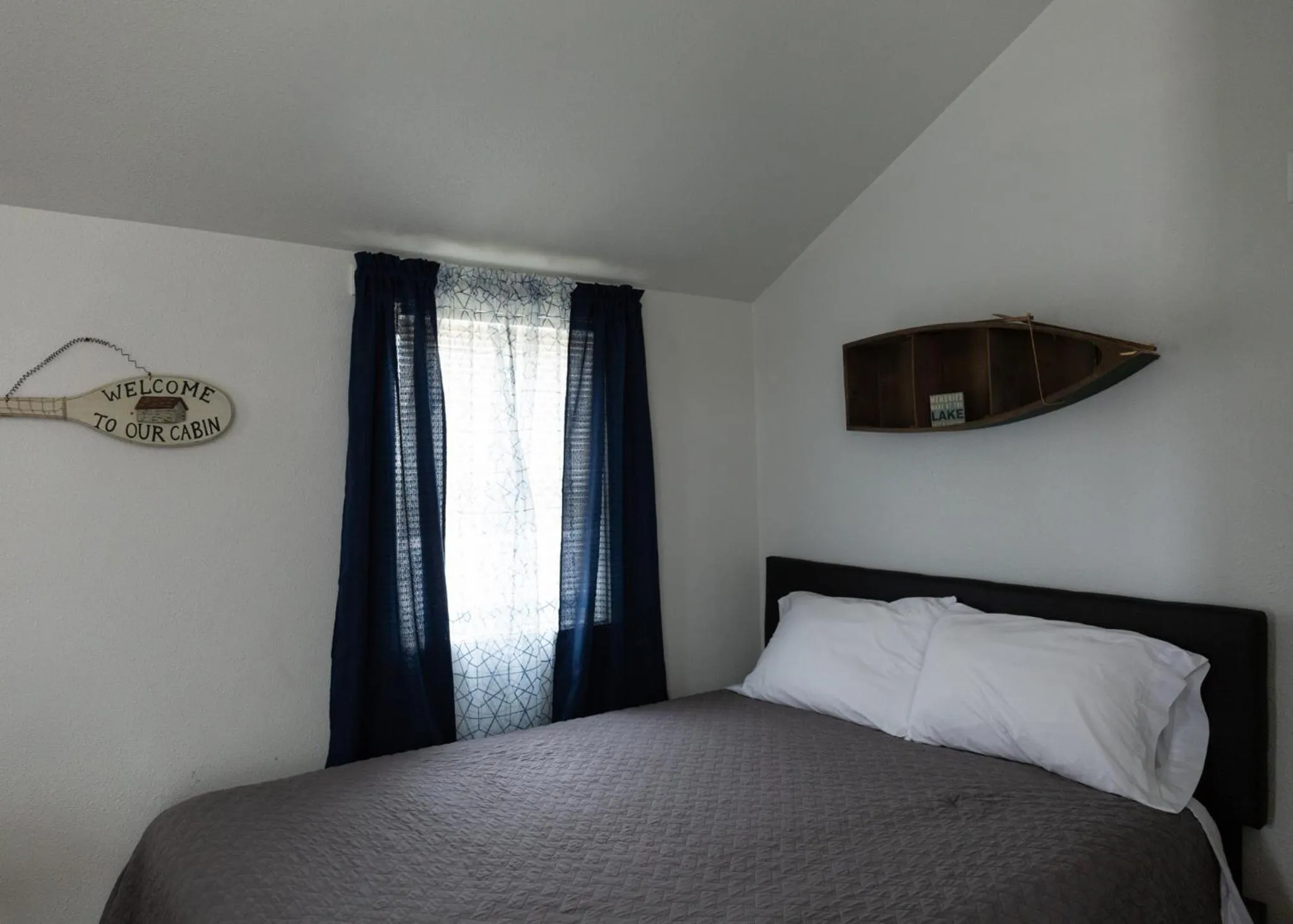 Bed in East Side Motel & Cabins