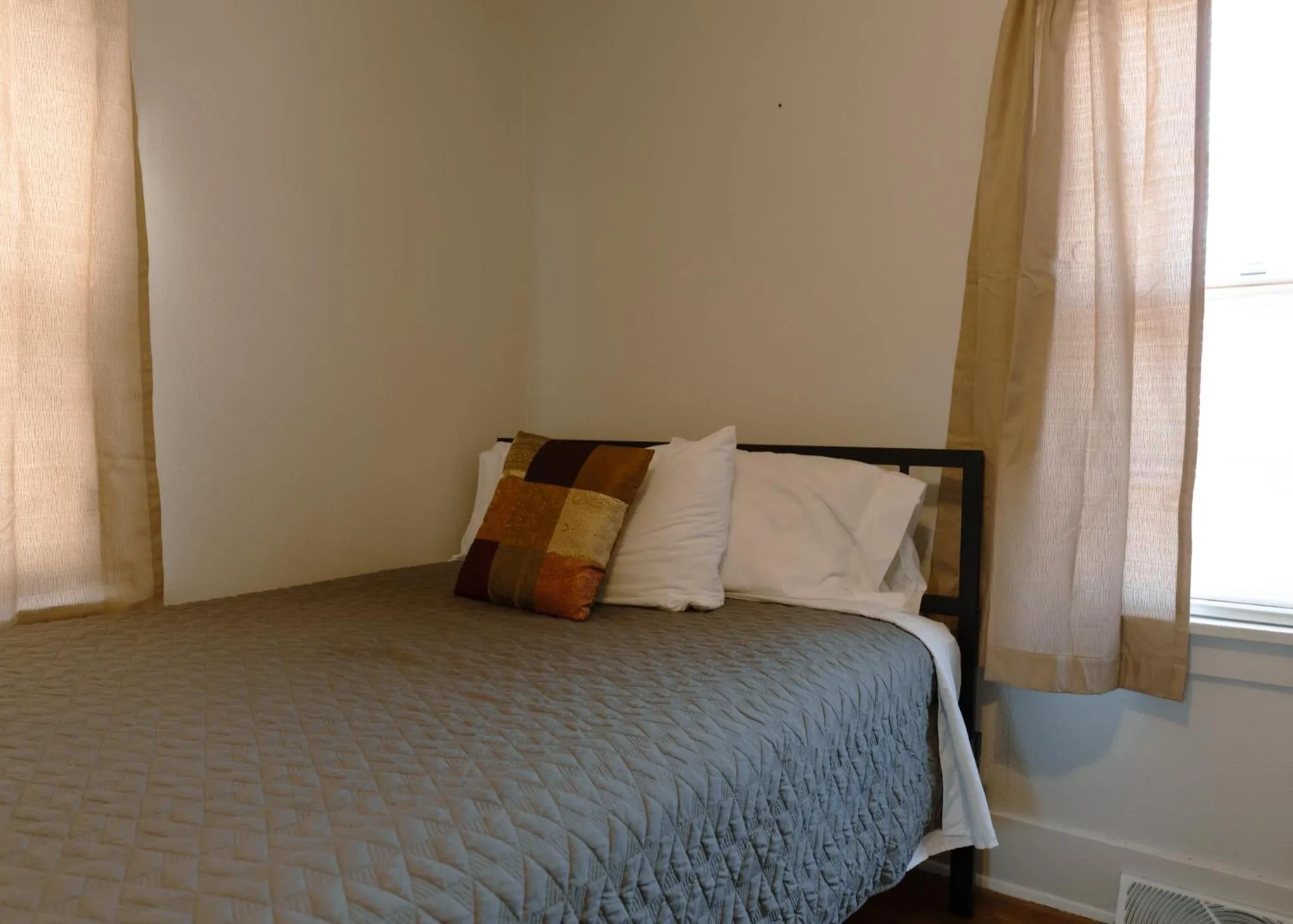 Bed in East Side Motel & Cabins