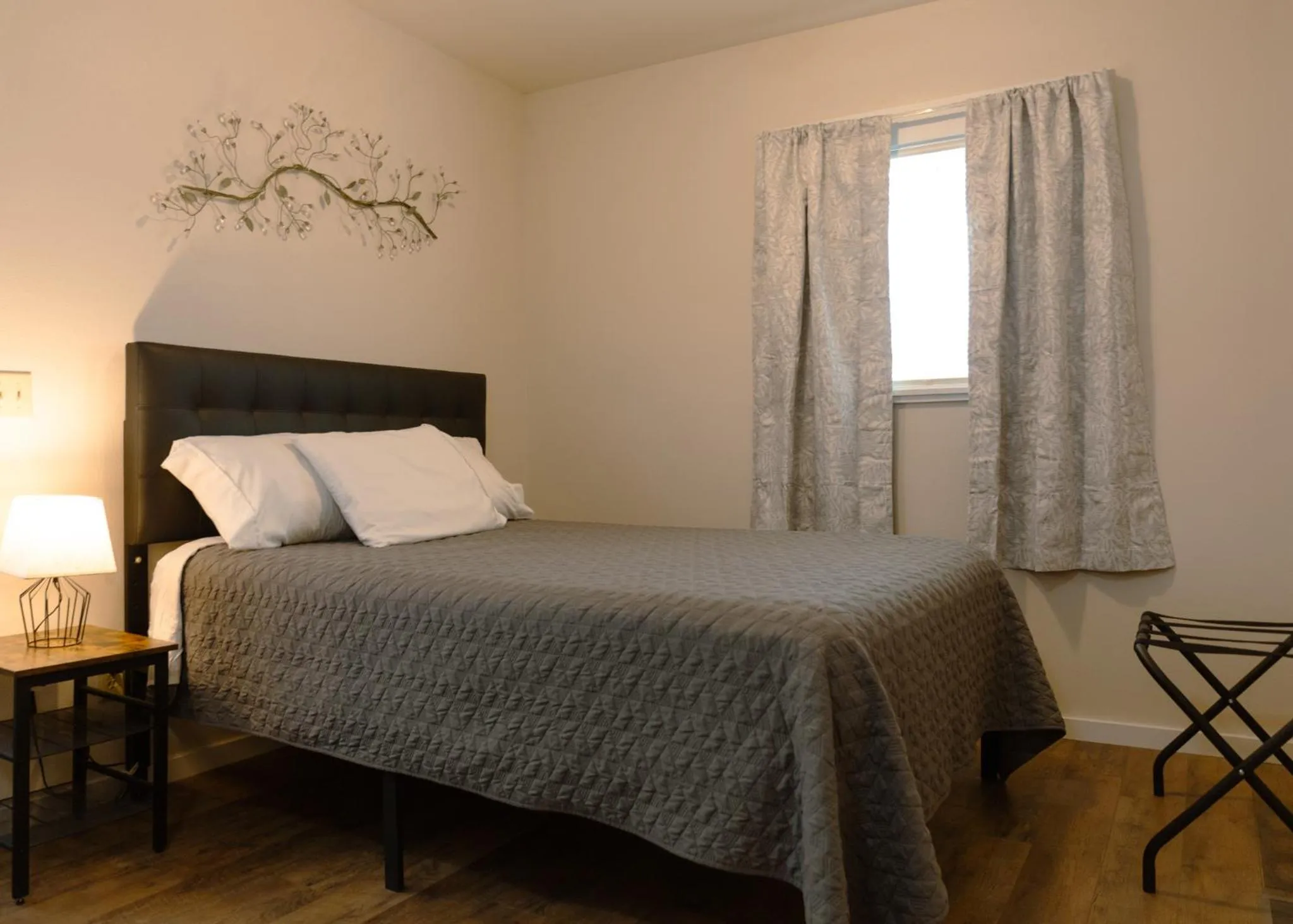 Bedroom, Bed in East Side Motel & Cabins