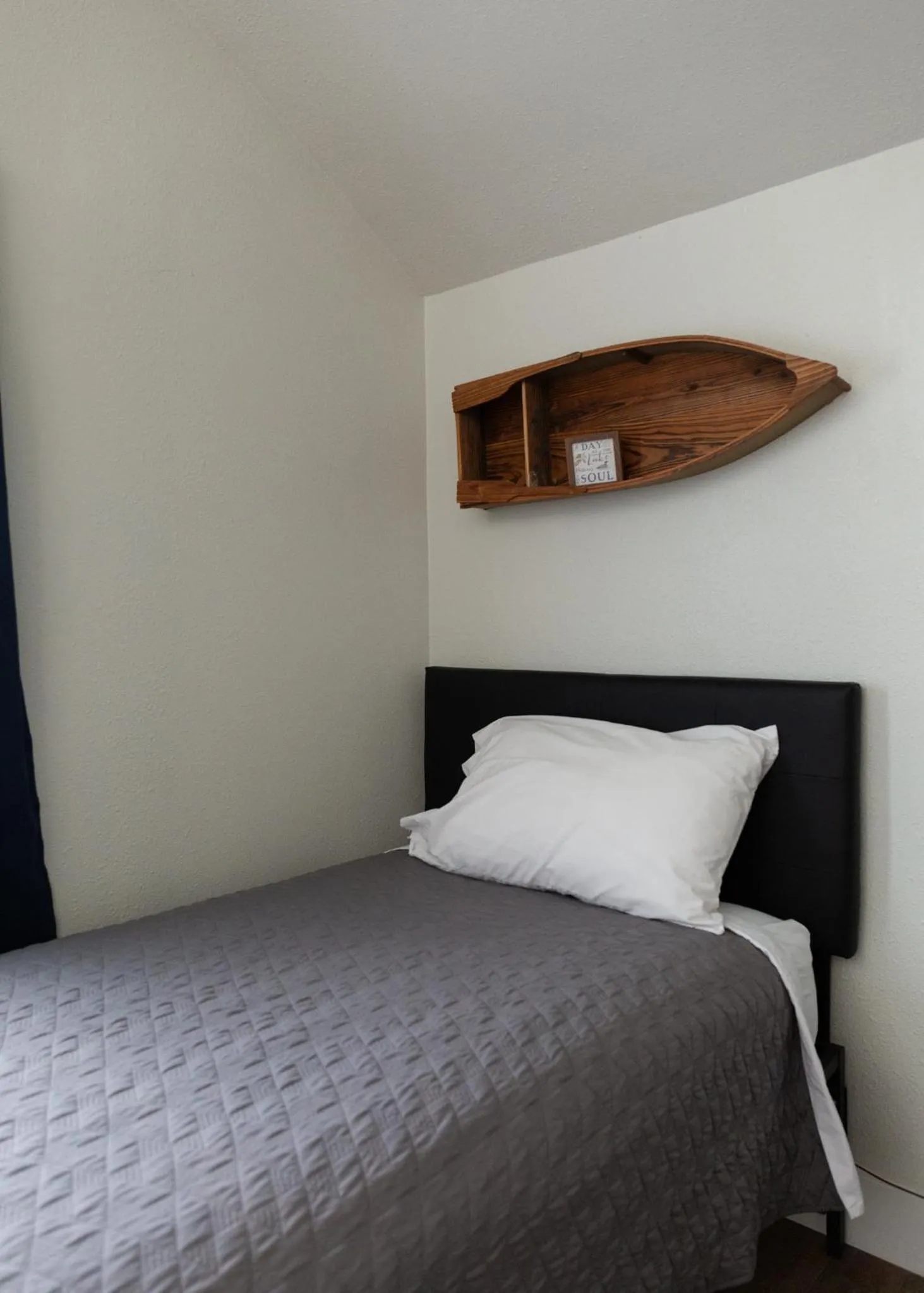 Bed in East Side Motel & Cabins