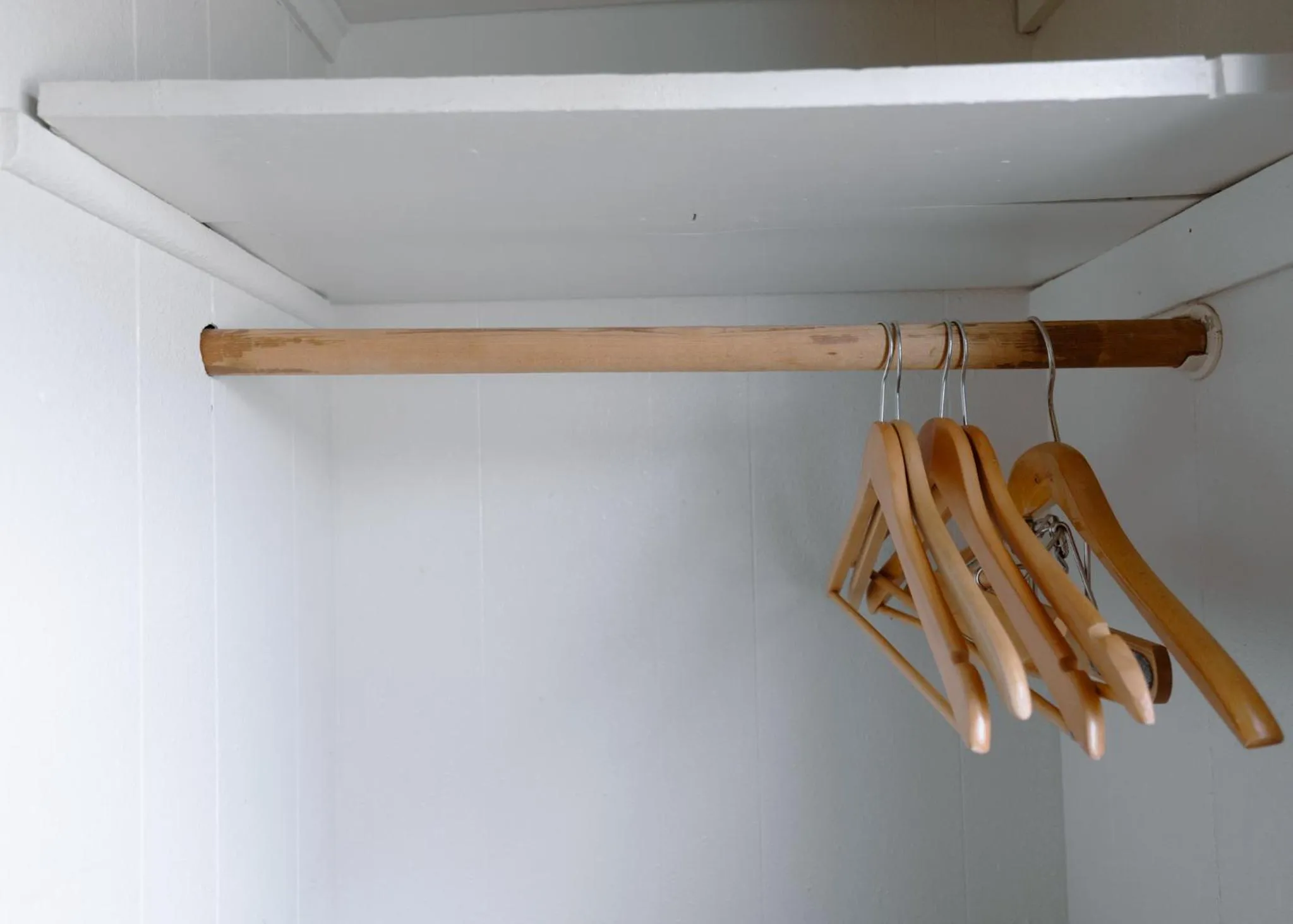 wardrobe in East Side Motel & Cabins