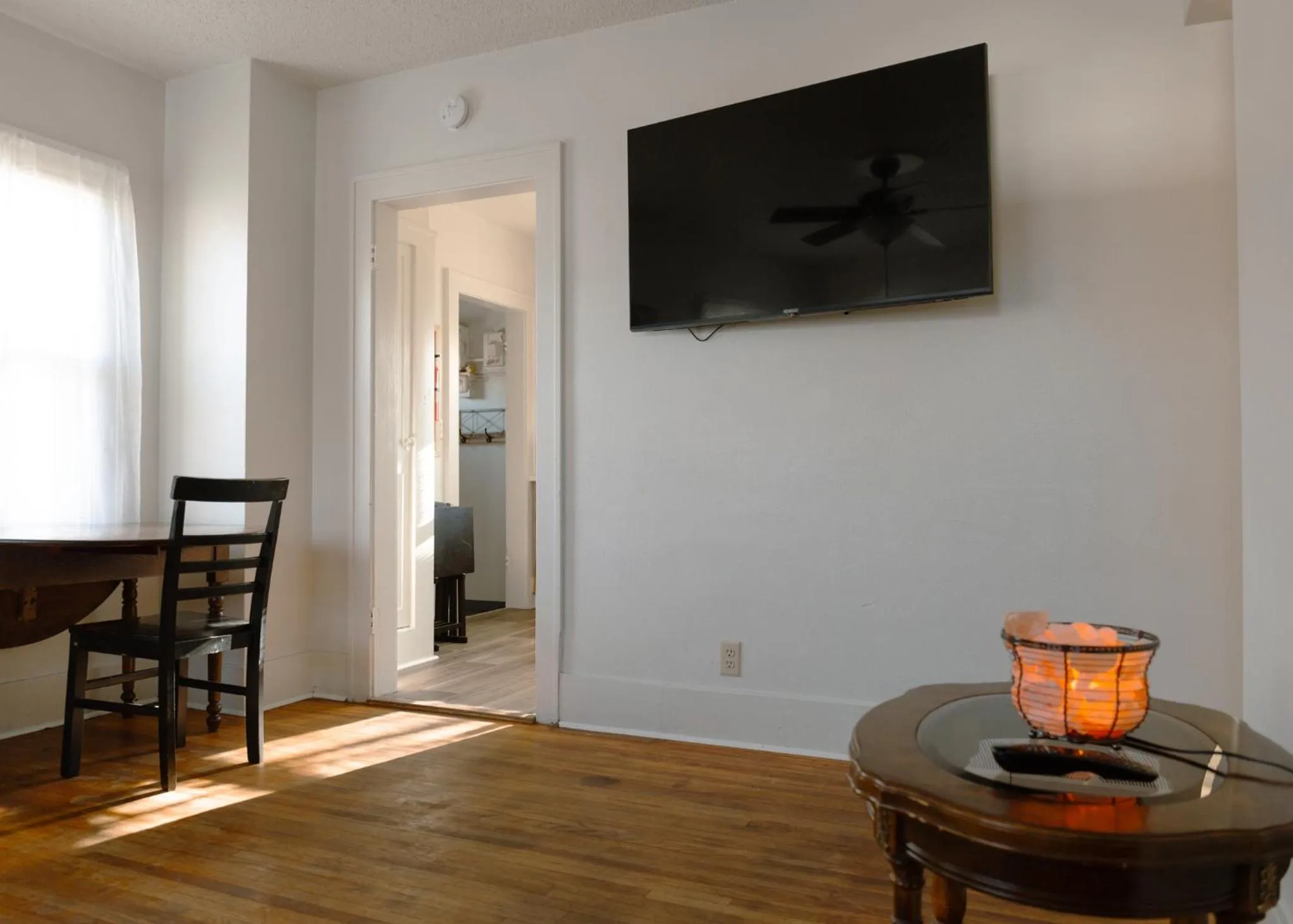 Communal lounge/ TV room in East Side Motel & Cabins