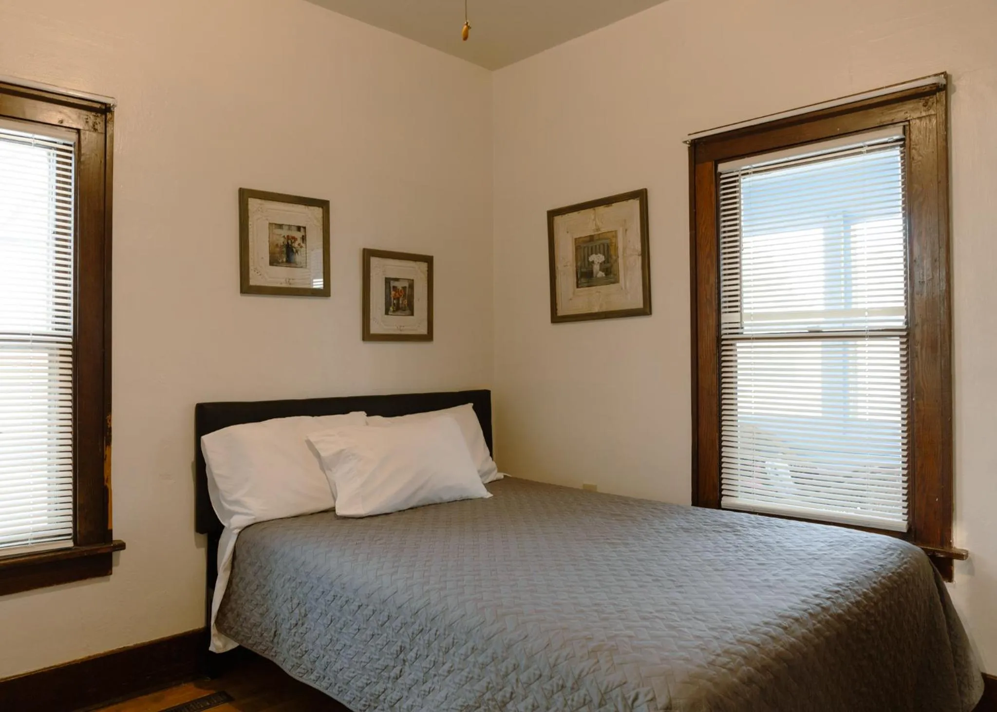 Bed in East Side Motel & Cabins