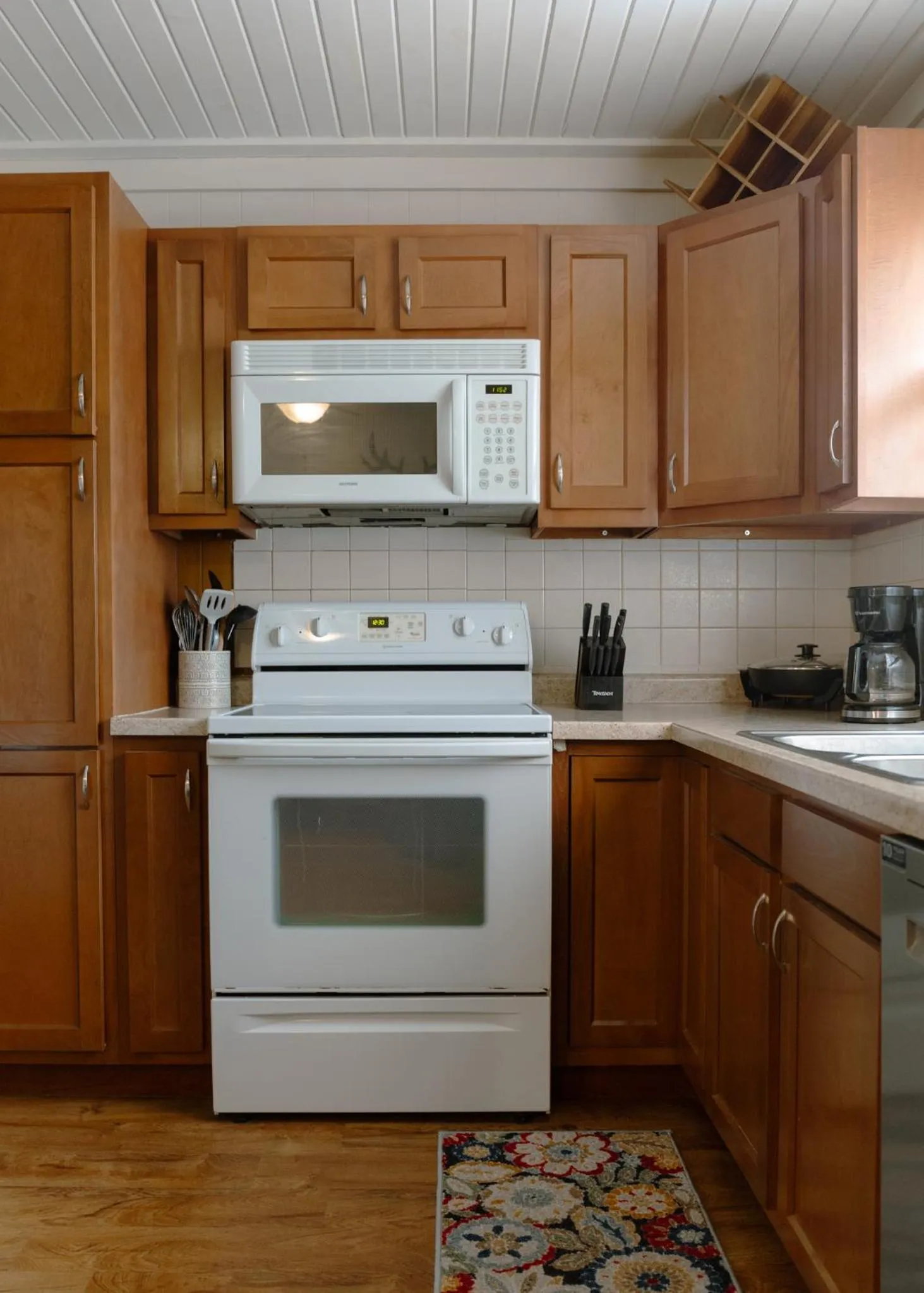 Coffee/tea facilities in East Side Motel & Cabins