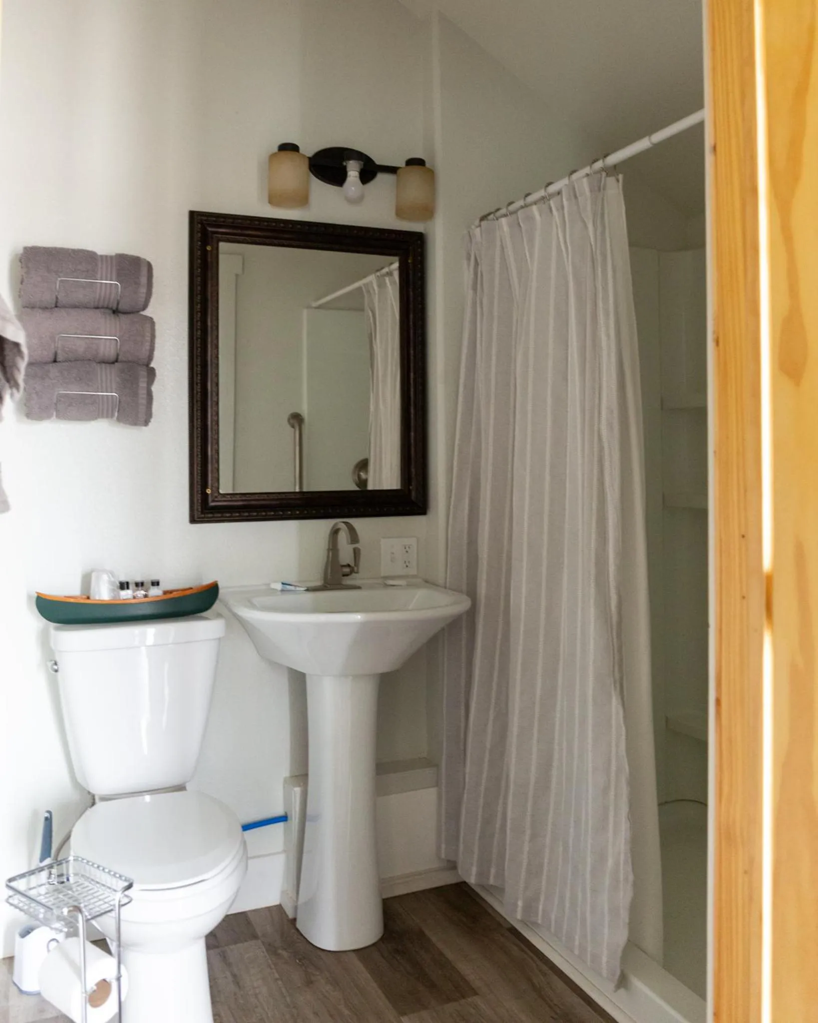 Shower in East Side Motel & Cabins