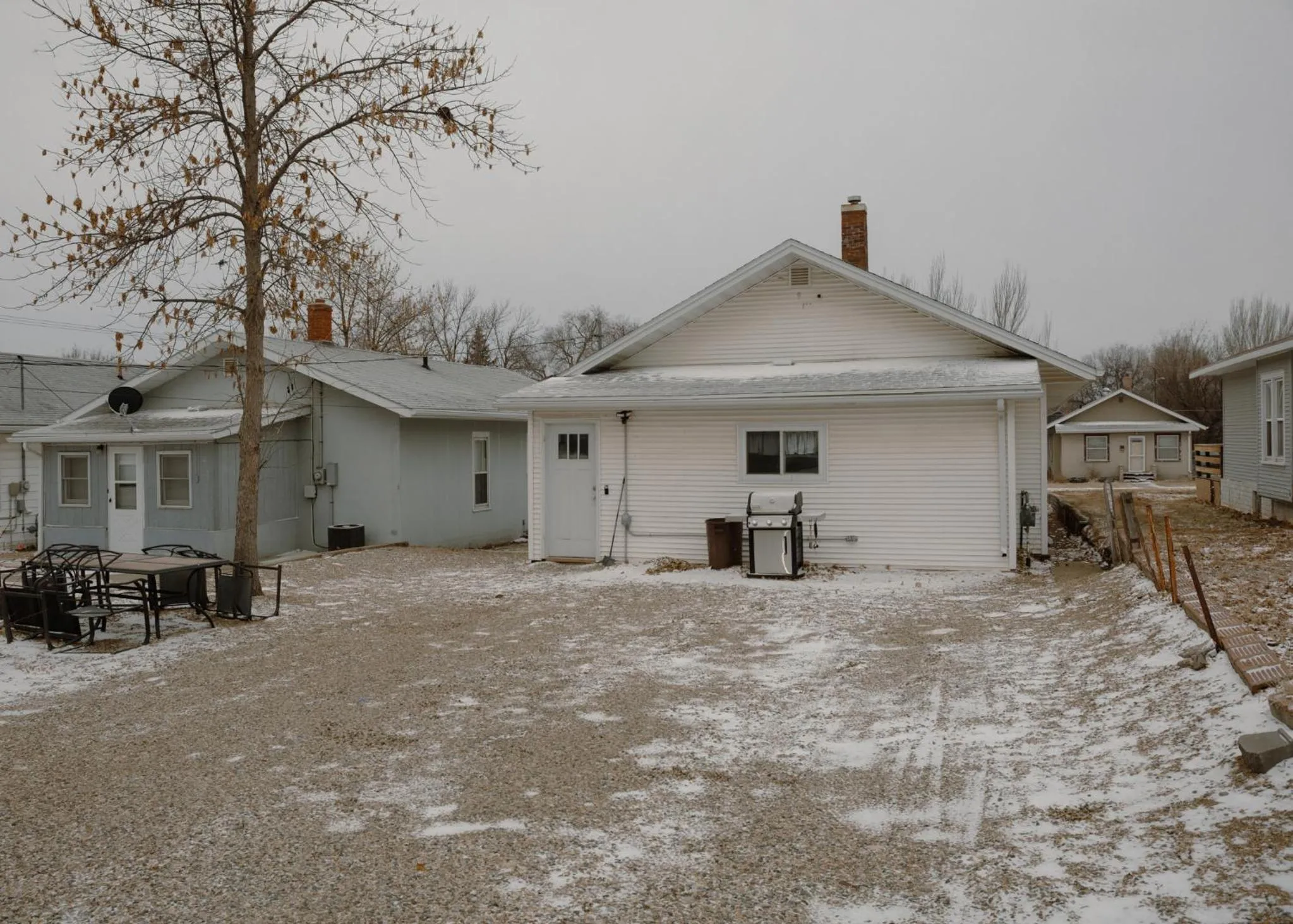 Property building in East Side Motel & Cabins