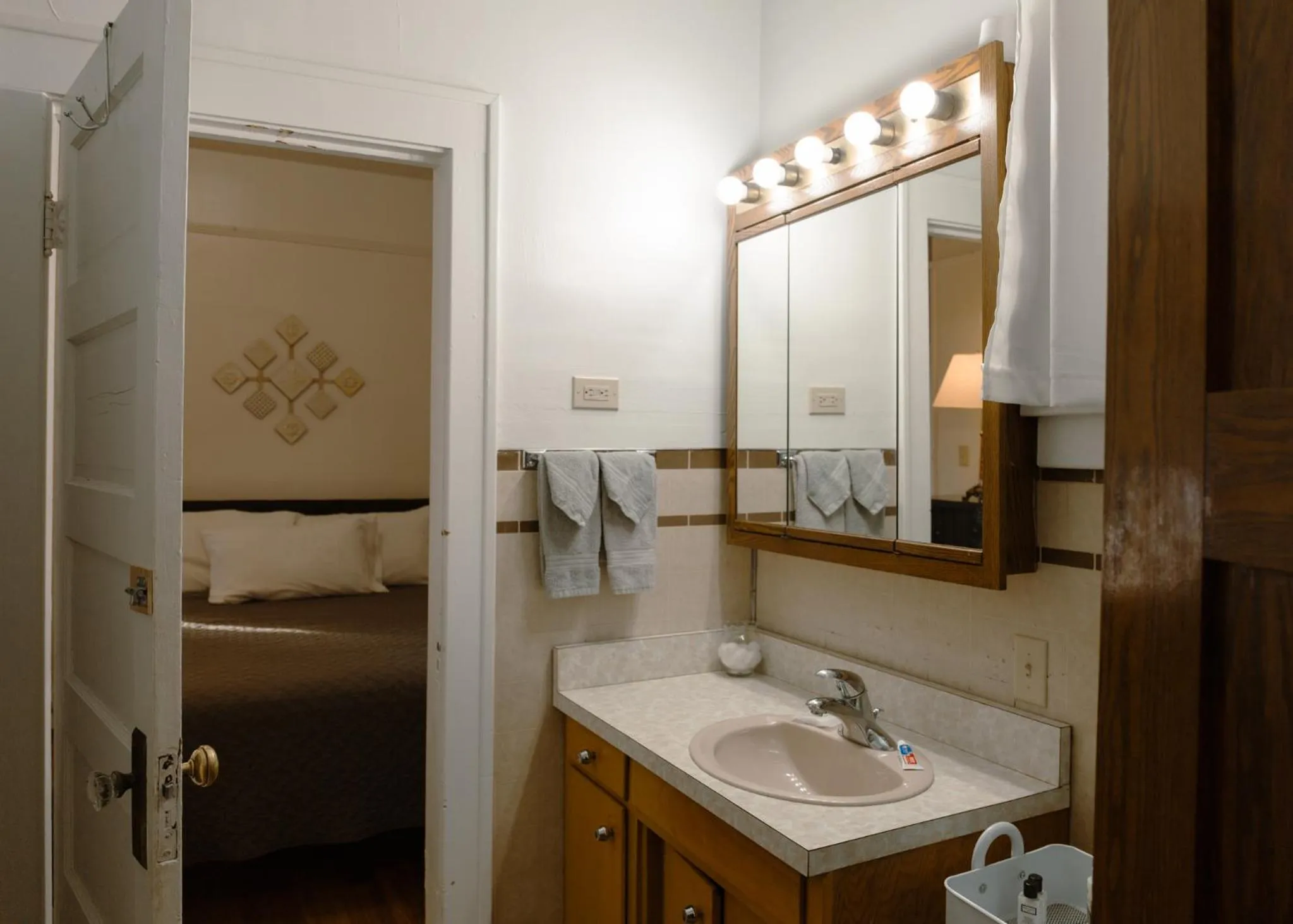 Bathroom in East Side Motel & Cabins