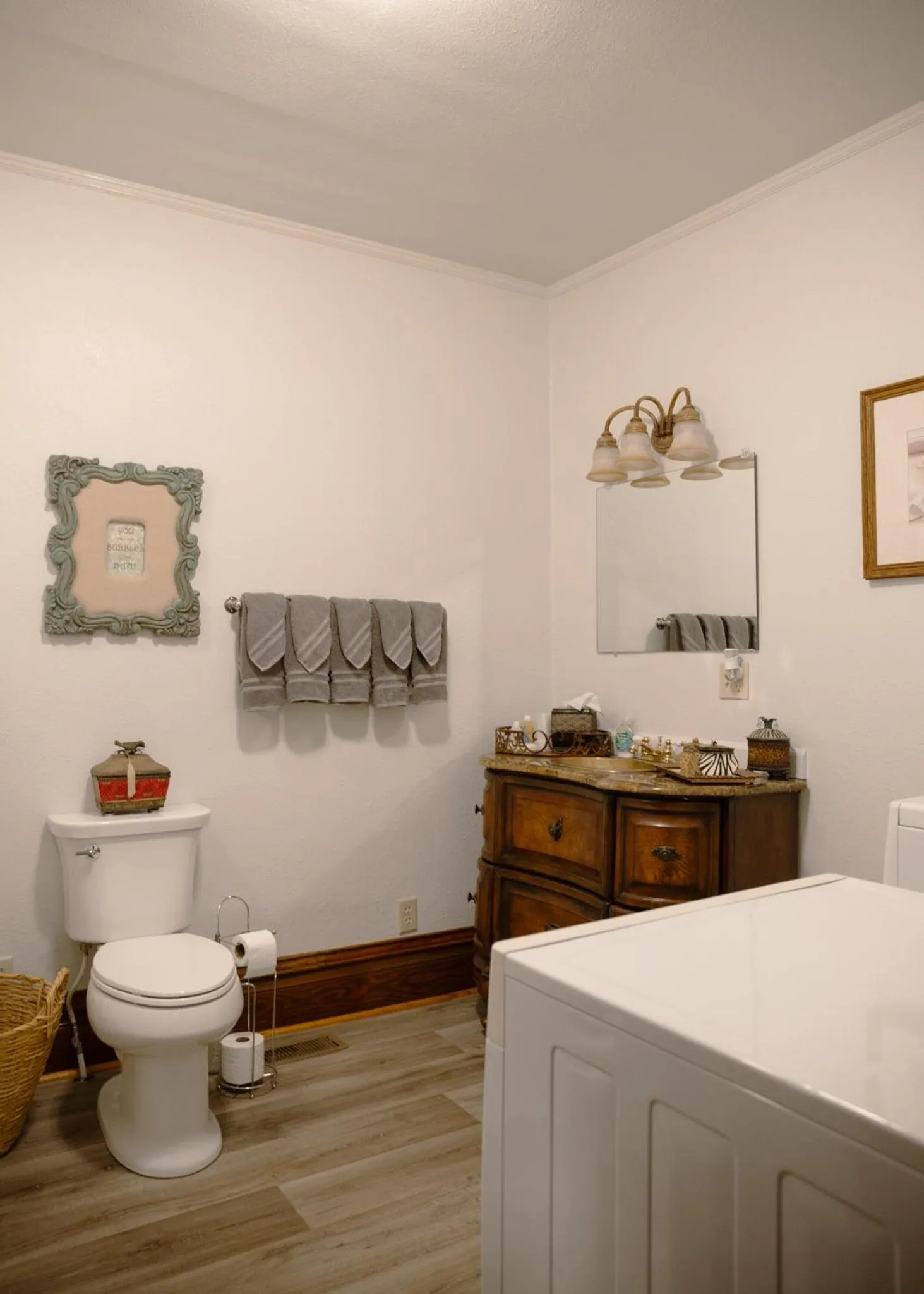 Toilet in East Side Motel & Cabins