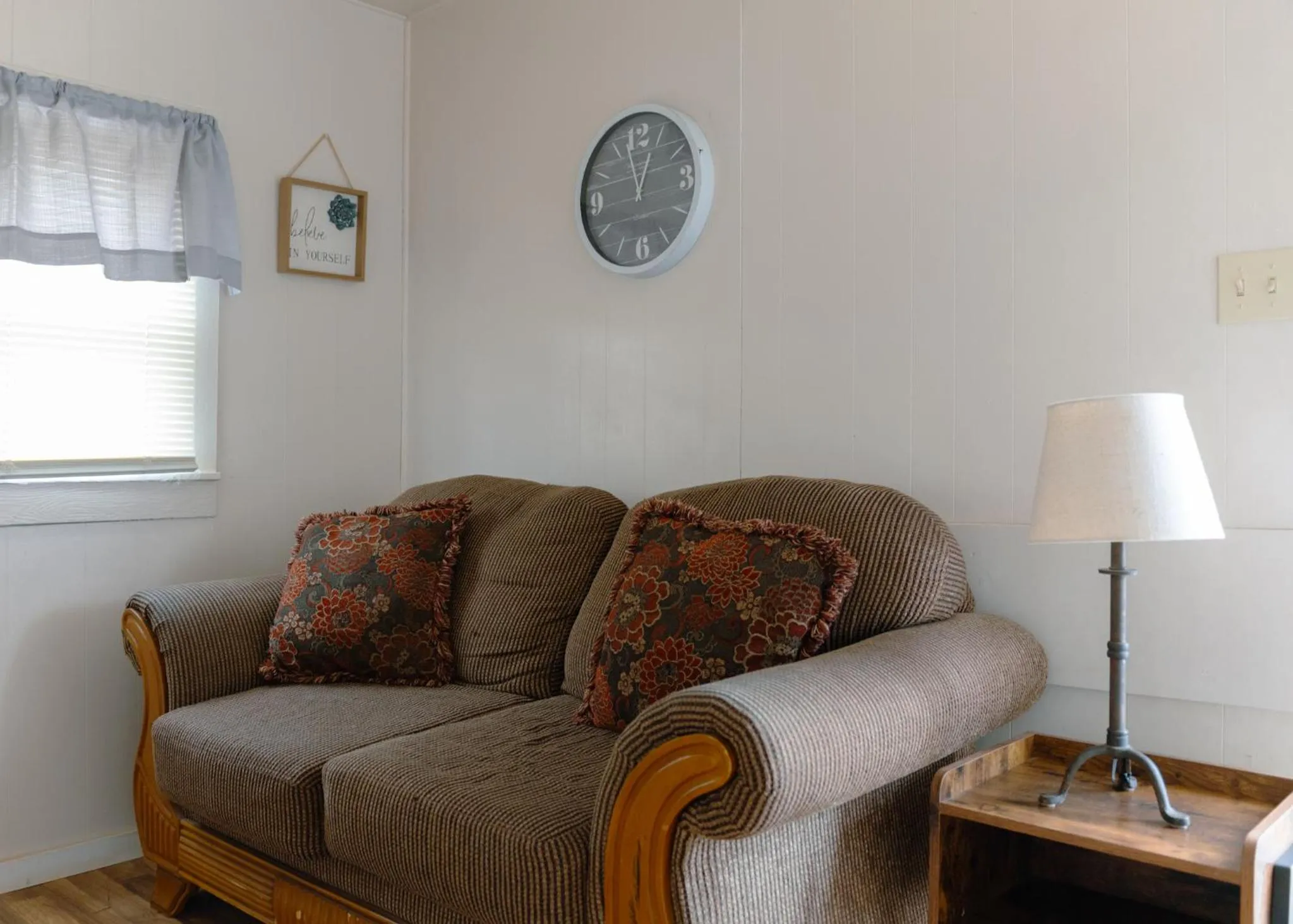 Living room in East Side Motel & Cabins