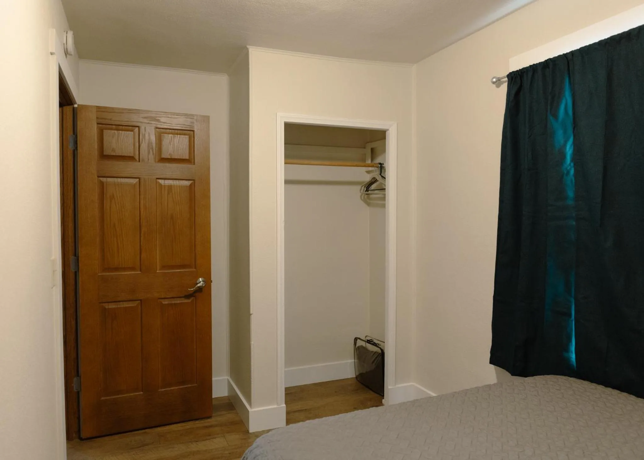 Bed in East Side Motel & Cabins