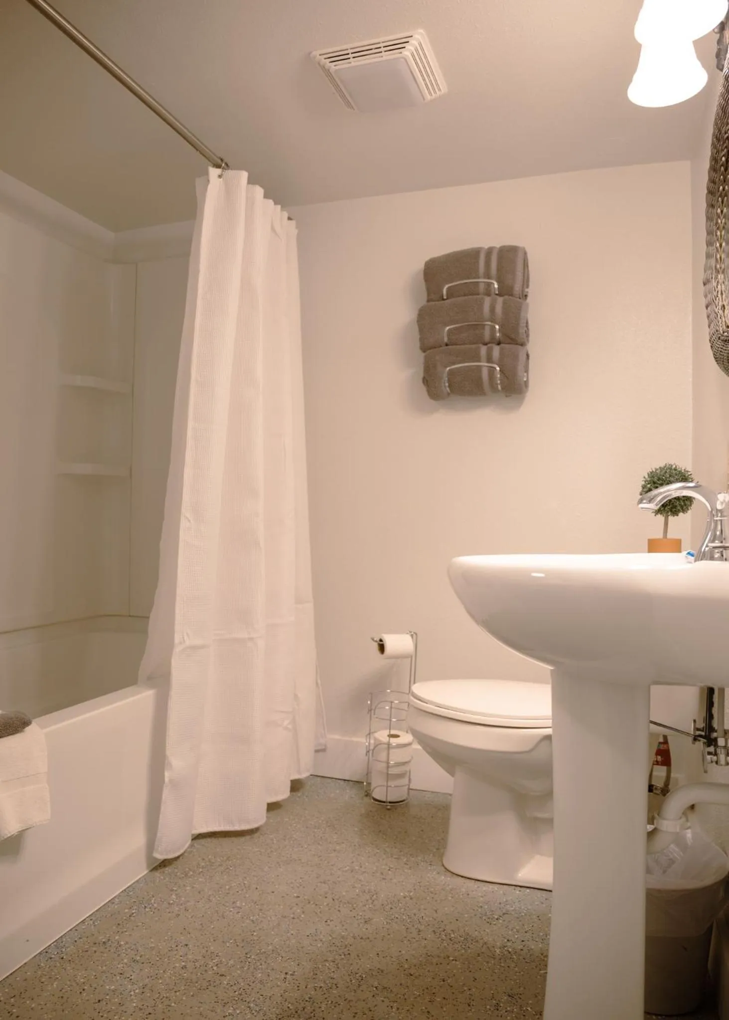 Toilet in East Side Motel & Cabins