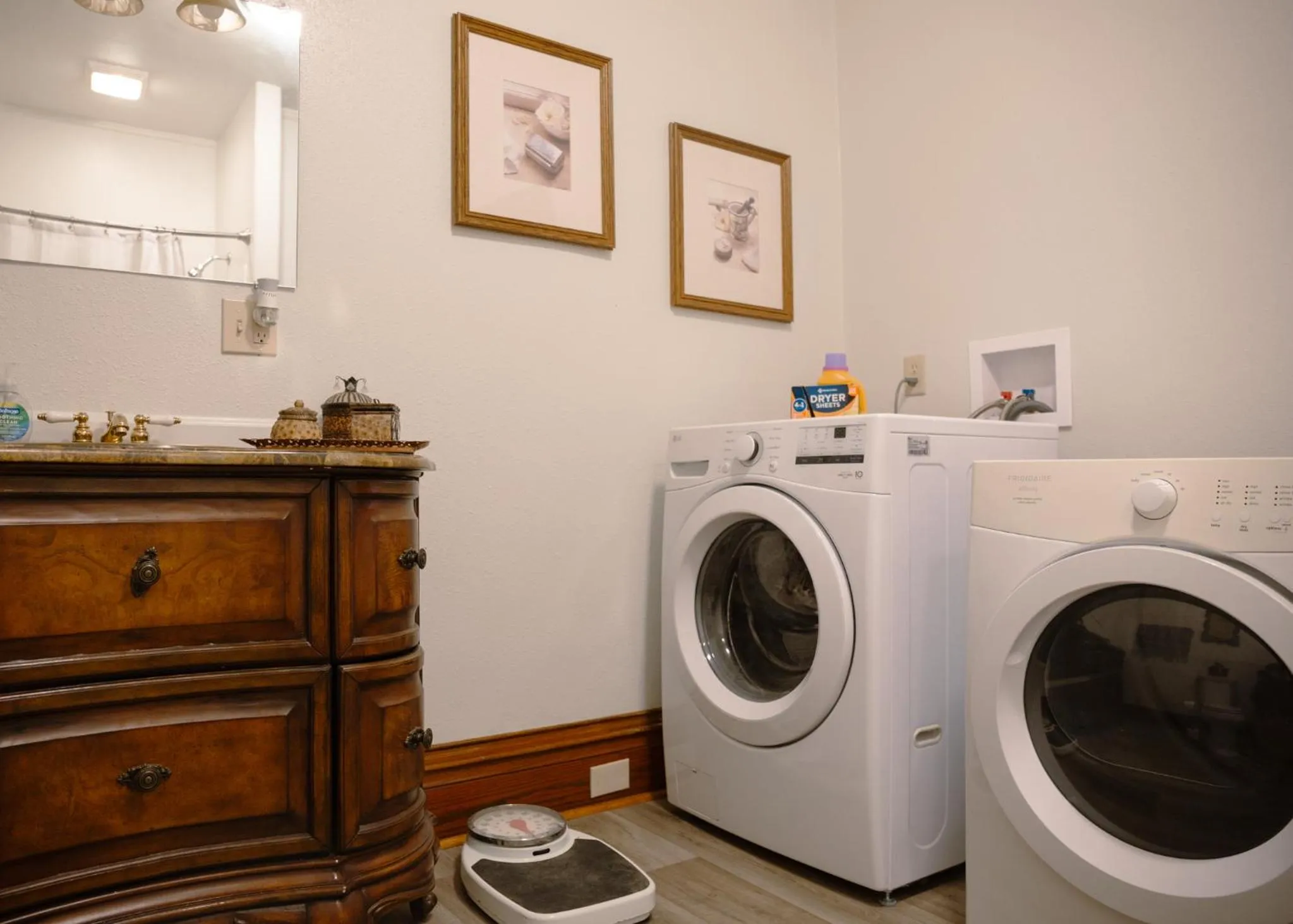 Bathroom in East Side Motel & Cabins
